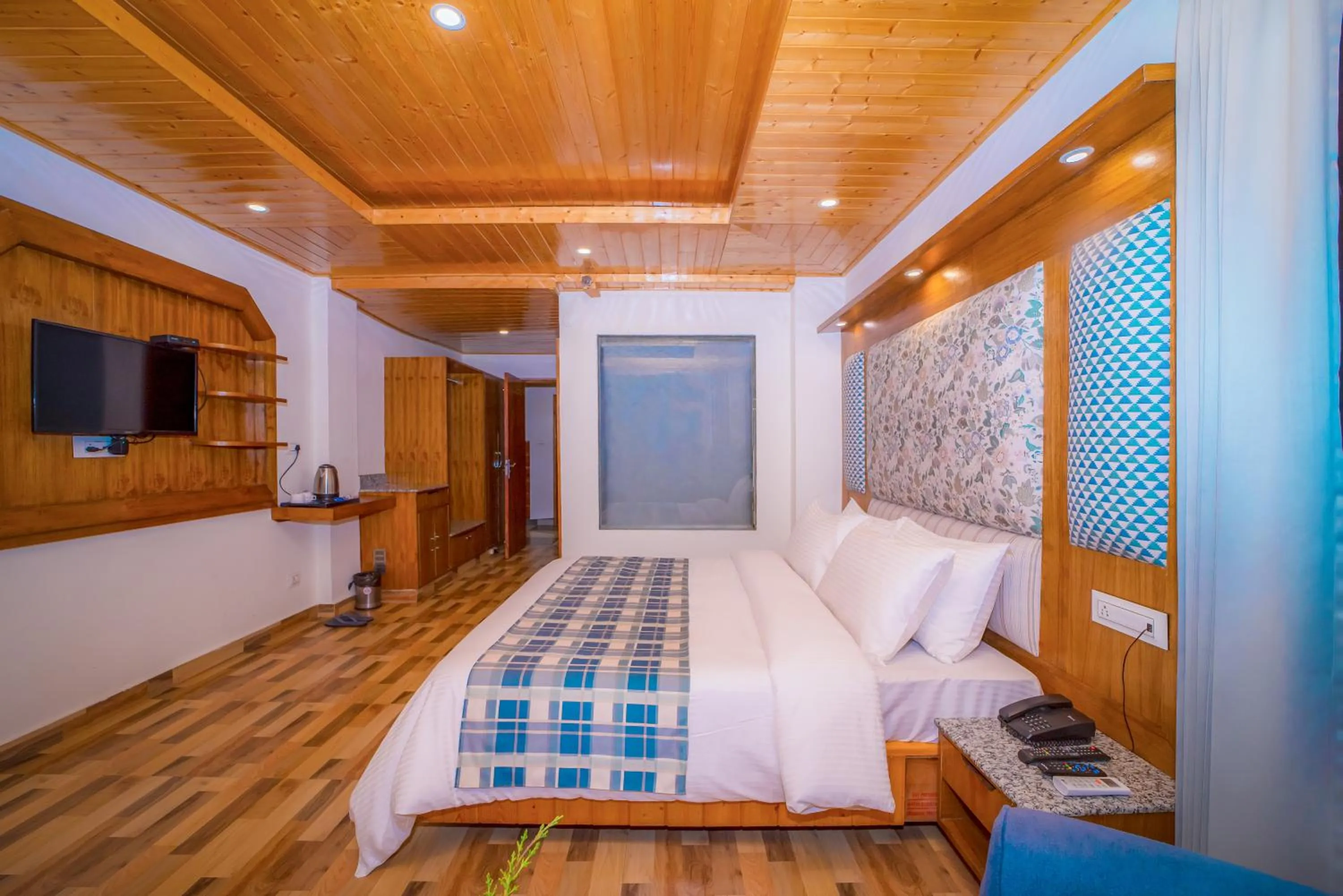 Bedroom, Bed in Snow City's Montana Blues Resort Manali - Heated & Air-Cooled Stay