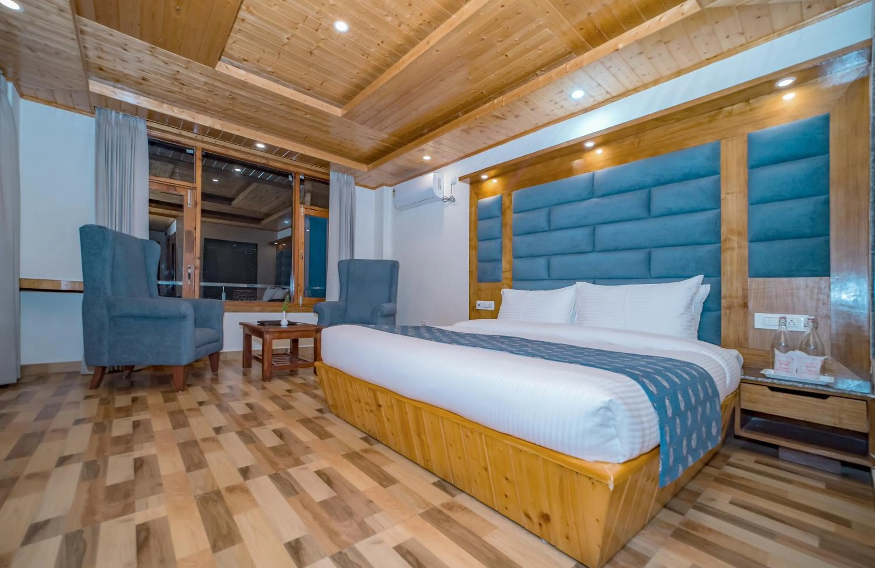 Bedroom, Bed in Snow City's Montana Blues Resort Manali - Heated & Air-Cooled Stay