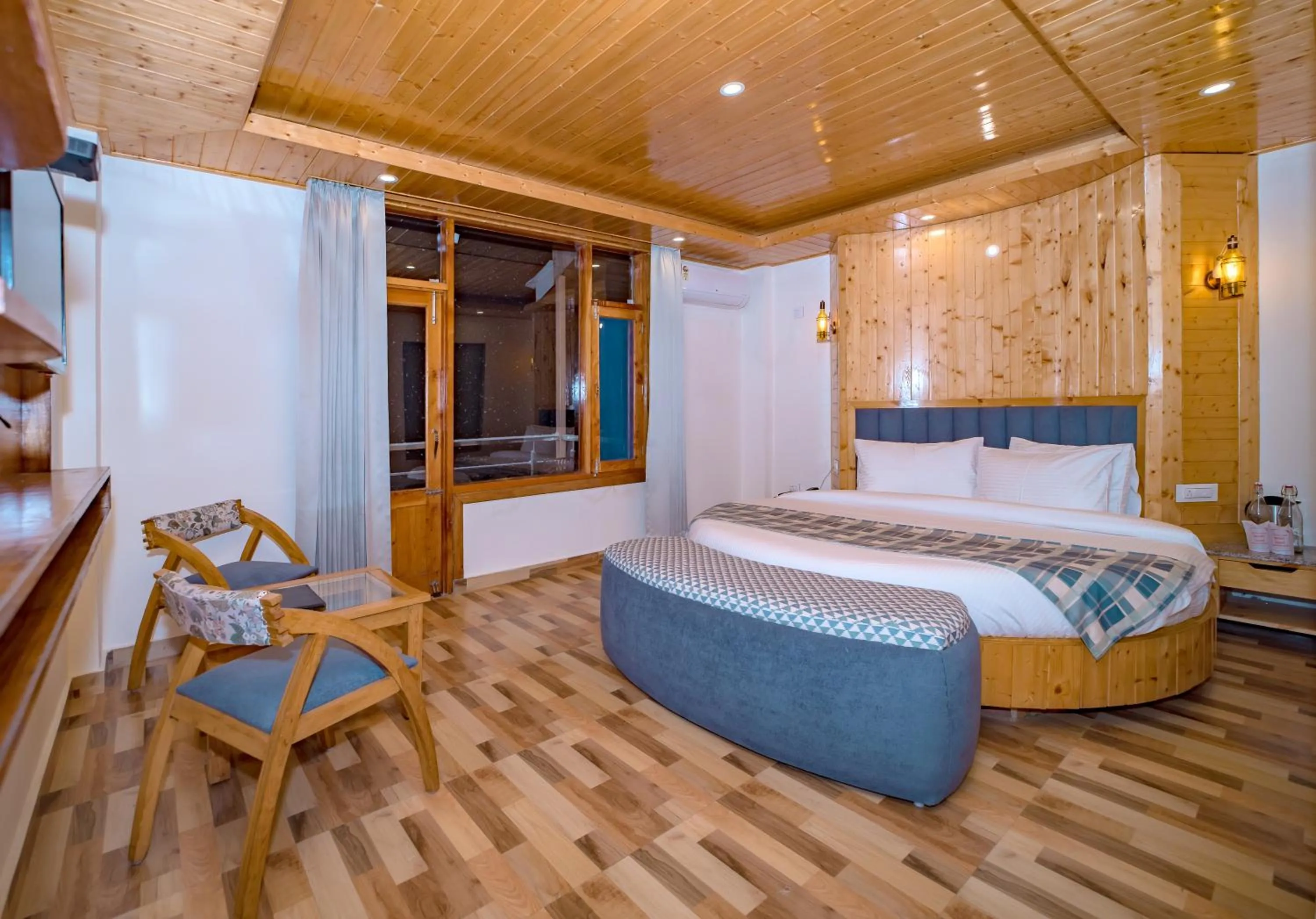 Bedroom, Bed in Snow City's Montana Blues Resort Manali - Heated & Air-Cooled Stay