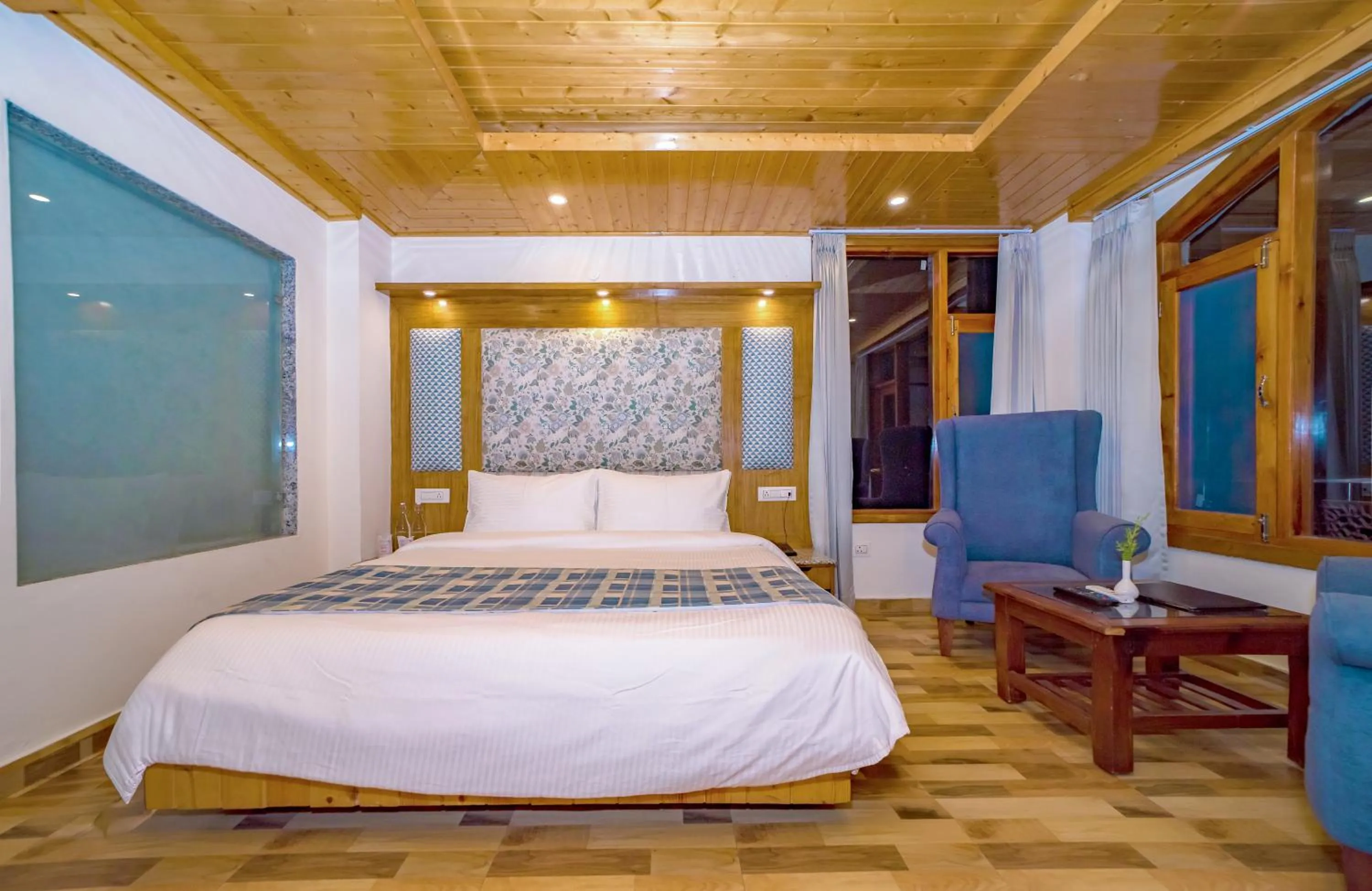 Bedroom, Bed in Snow City's Montana Blues Resort Manali - Heated & Air-Cooled Stay
