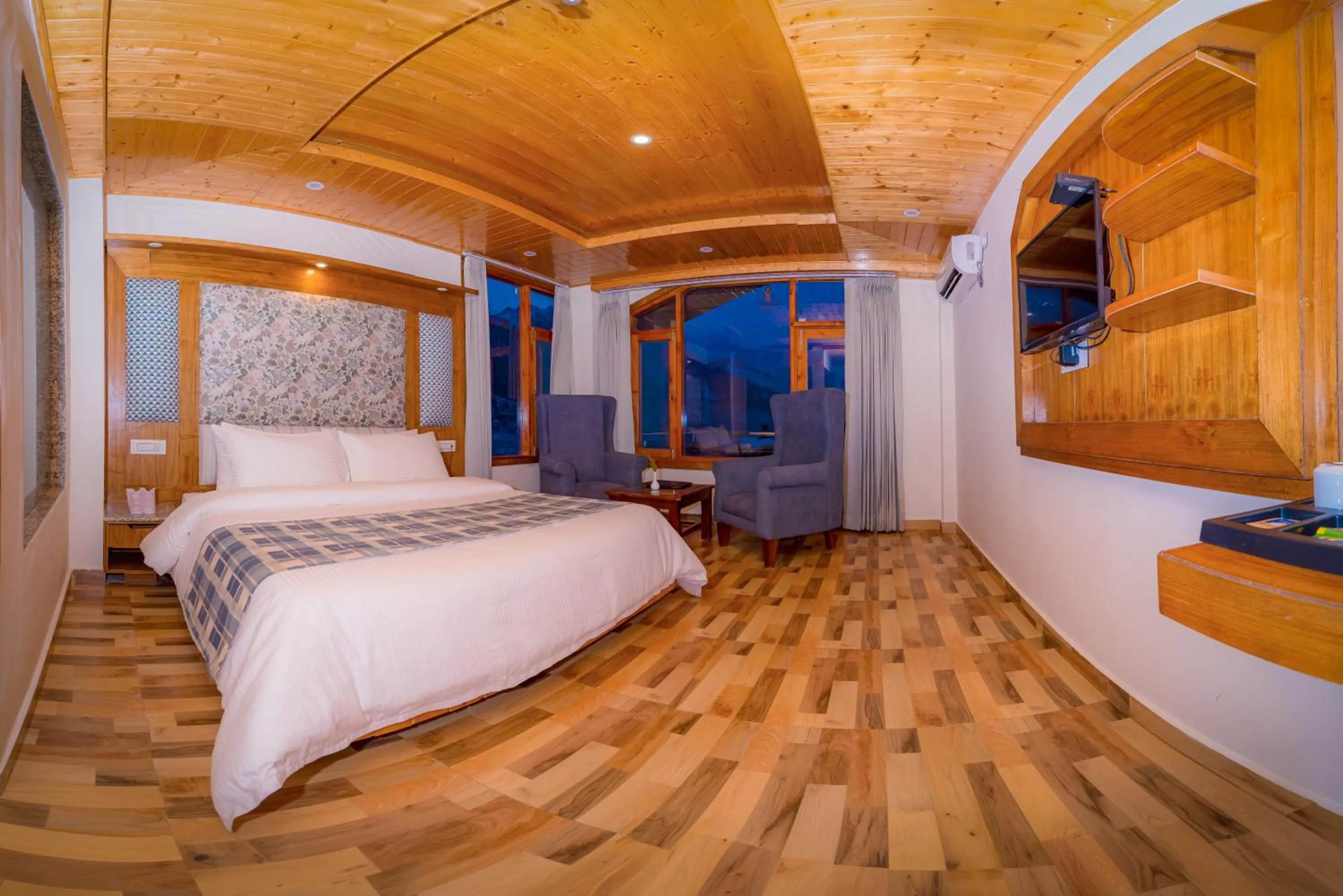 Bedroom, Bed in Snow City's Montana Blues Resort Manali - Heated & Air-Cooled Stay