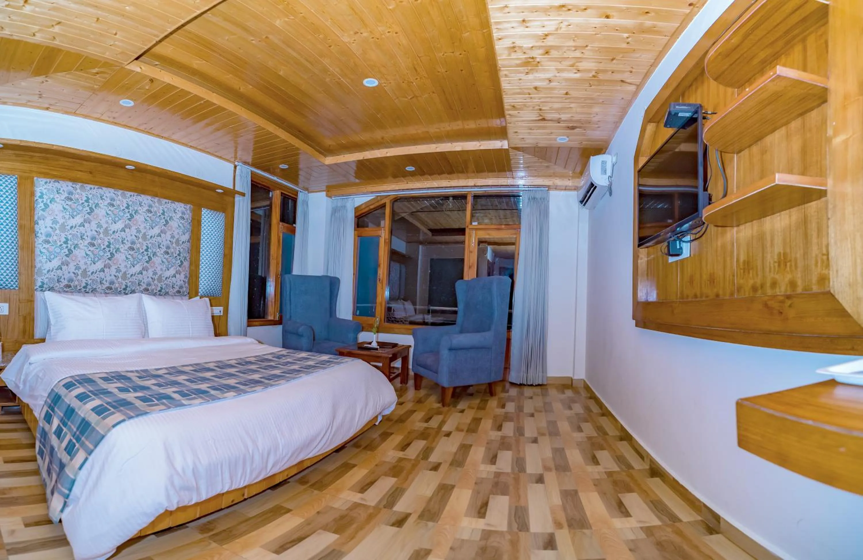 Bedroom, Bed in Snow City's Montana Blues Resort Manali - Heated & Air-Cooled Stay