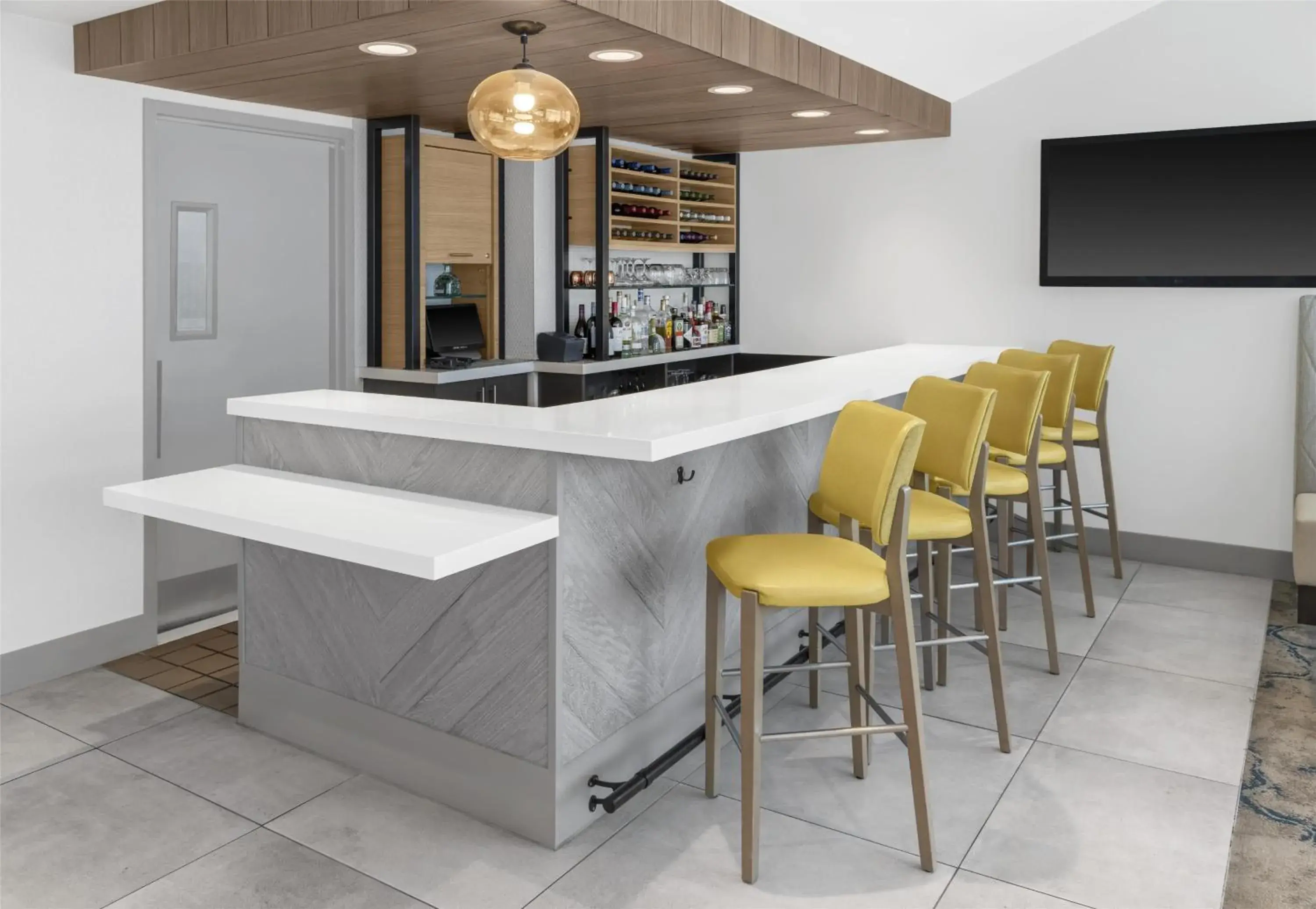 Lounge or bar in Hilton Garden Inn Queens JFK Lounge or bar in Hilton Garden Inn Queens JFK