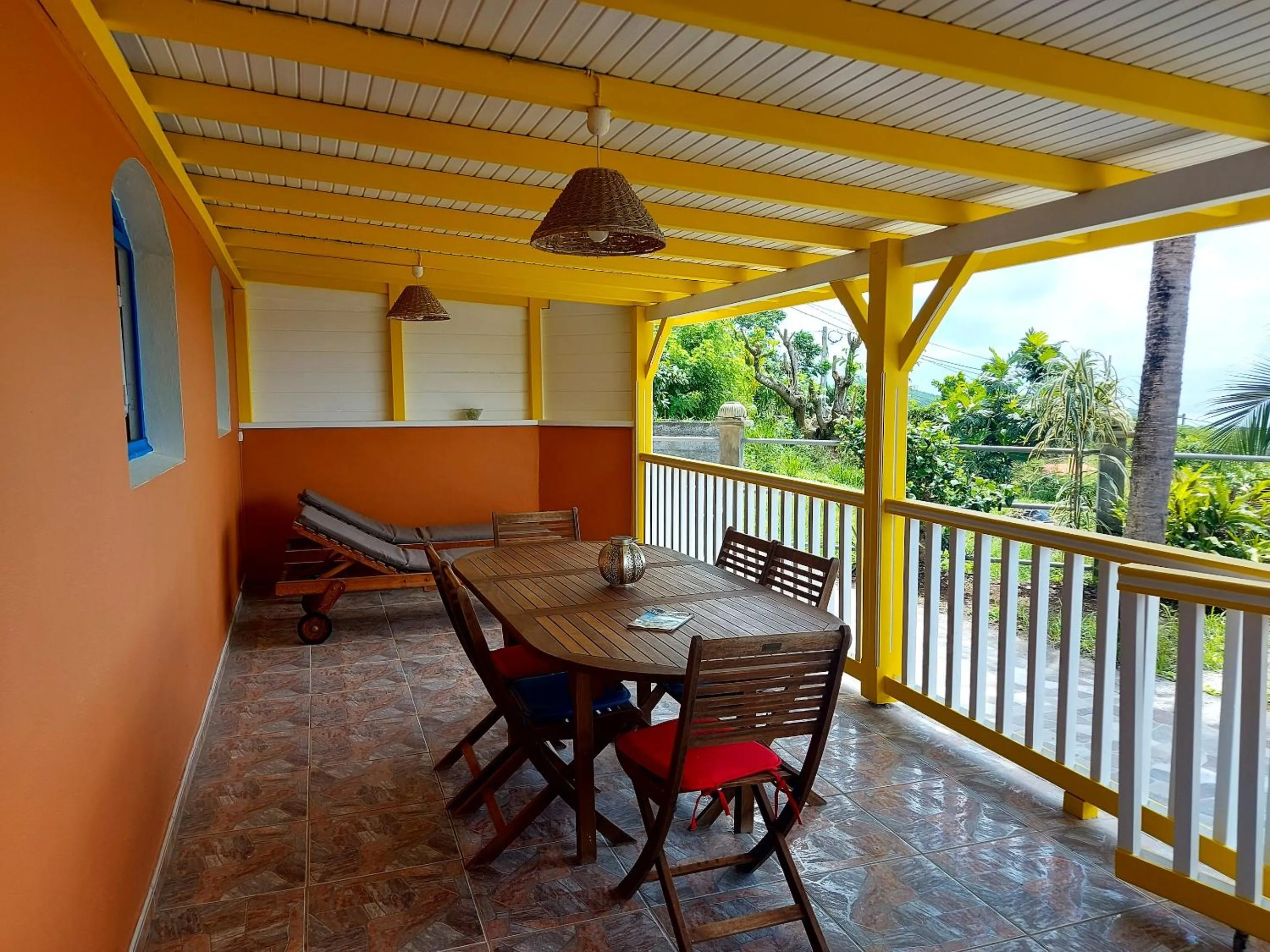Balcony/Terrace in Maison charmante à Le Diamant avec vue sur mer et jardin