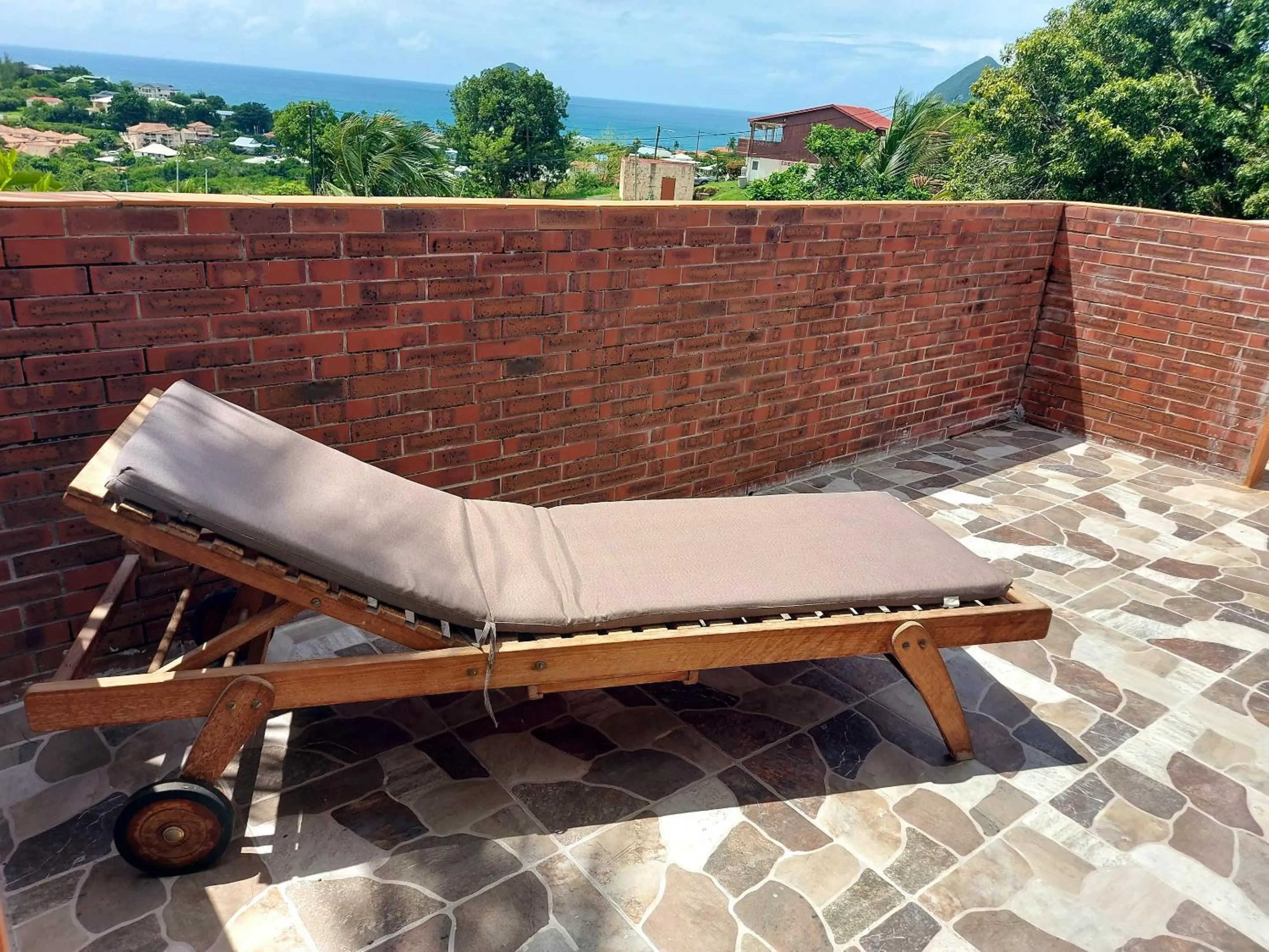 Balcony/Terrace in Maison charmante à Le Diamant avec vue sur mer et jardin