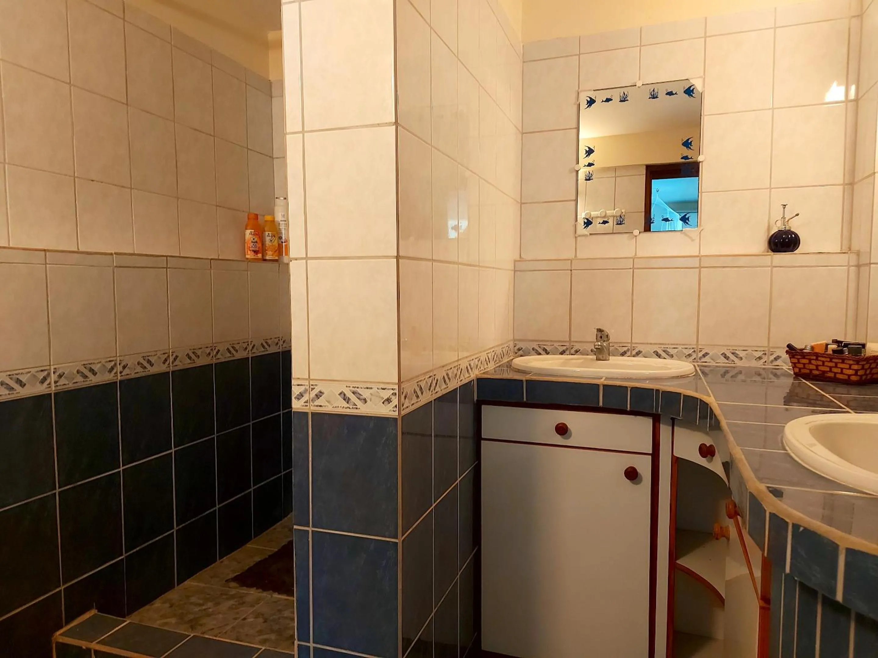 Bathroom in Maison charmante à Le Diamant avec vue sur mer et jardin