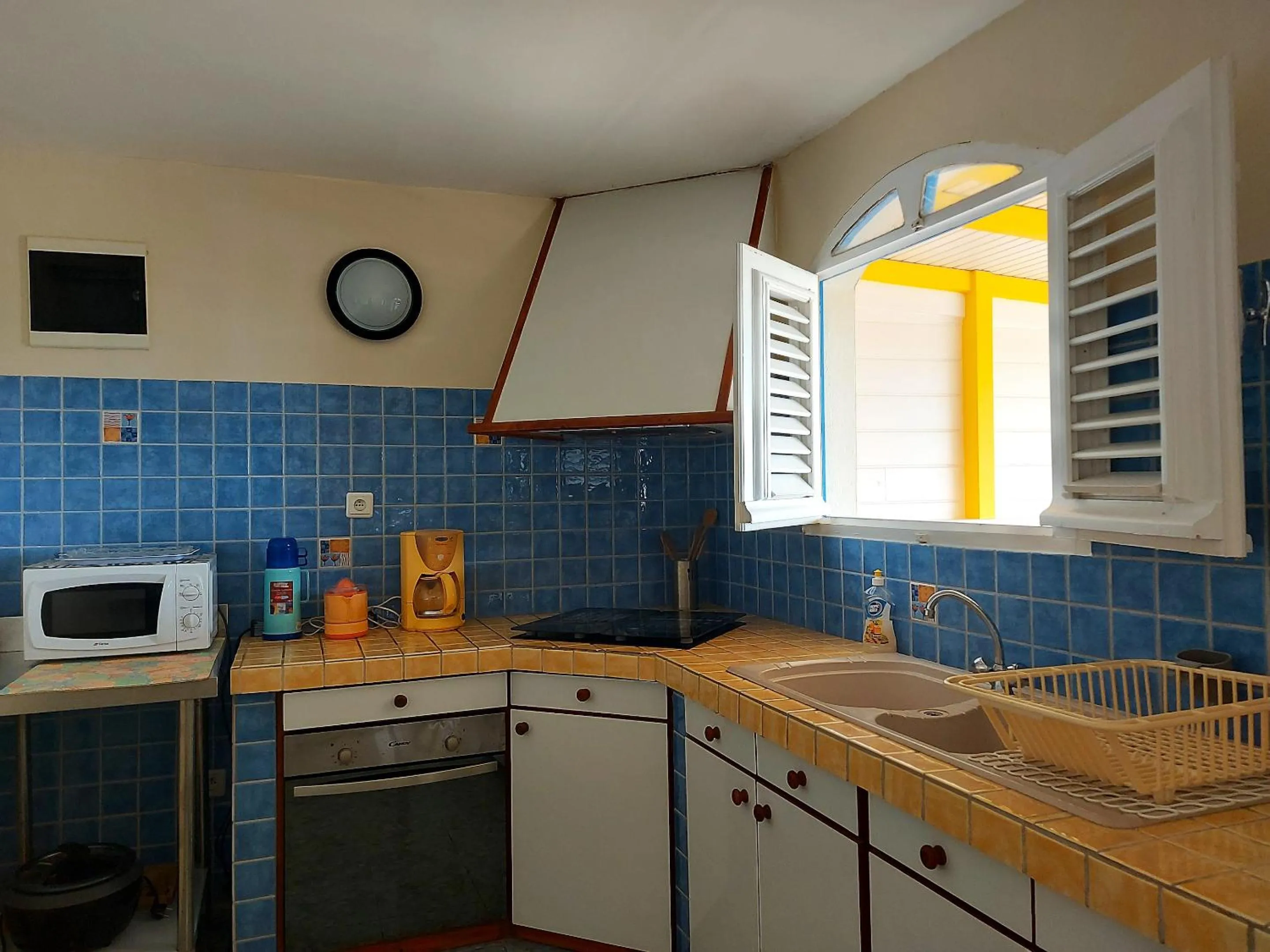Kitchen or kitchenette in Maison charmante à Le Diamant avec vue sur mer et jardin