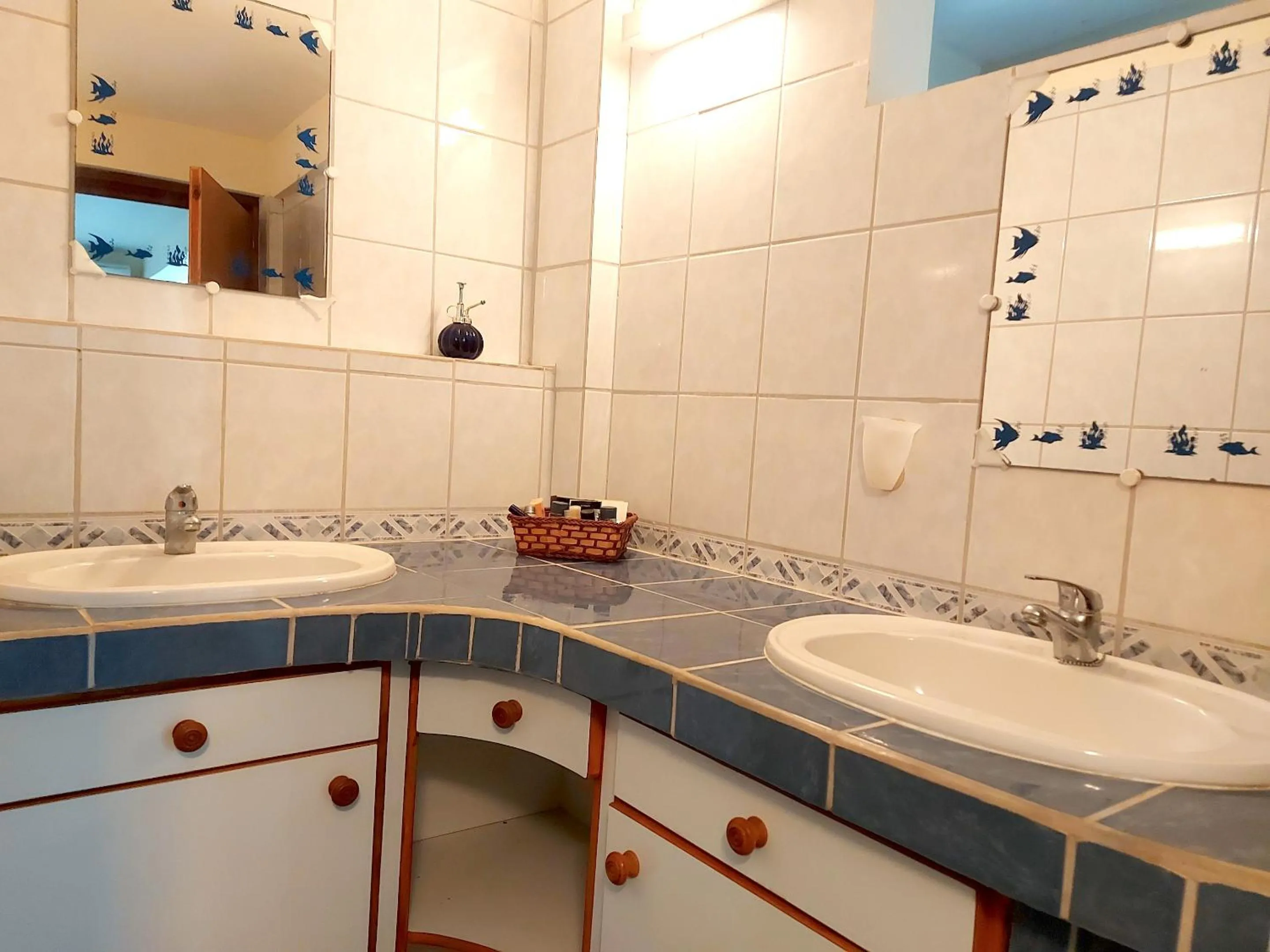 Bathroom in Maison charmante à Le Diamant avec vue sur mer et jardin