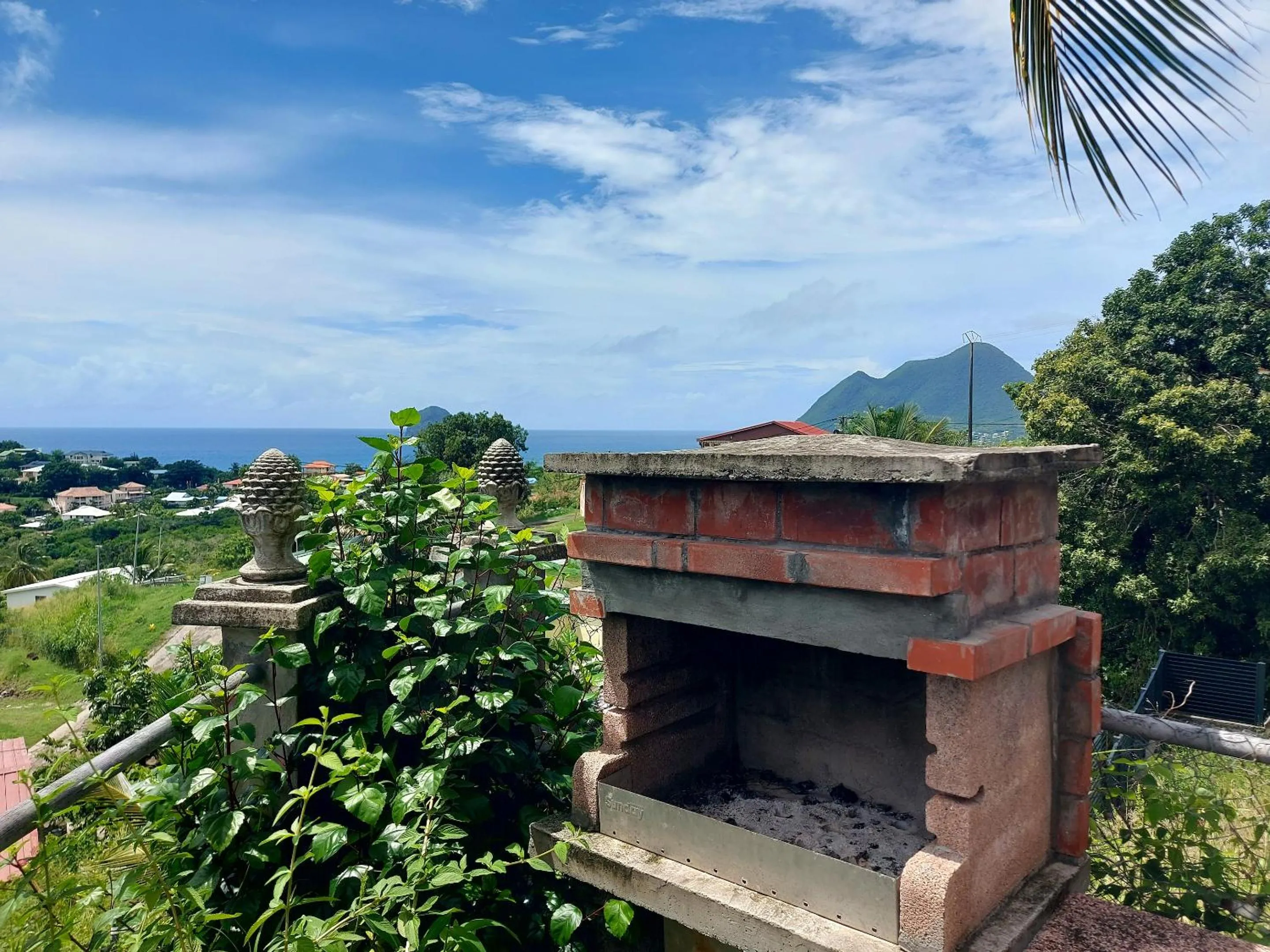 BBQ facilities in Maison charmante à Le Diamant avec vue sur mer et jardin