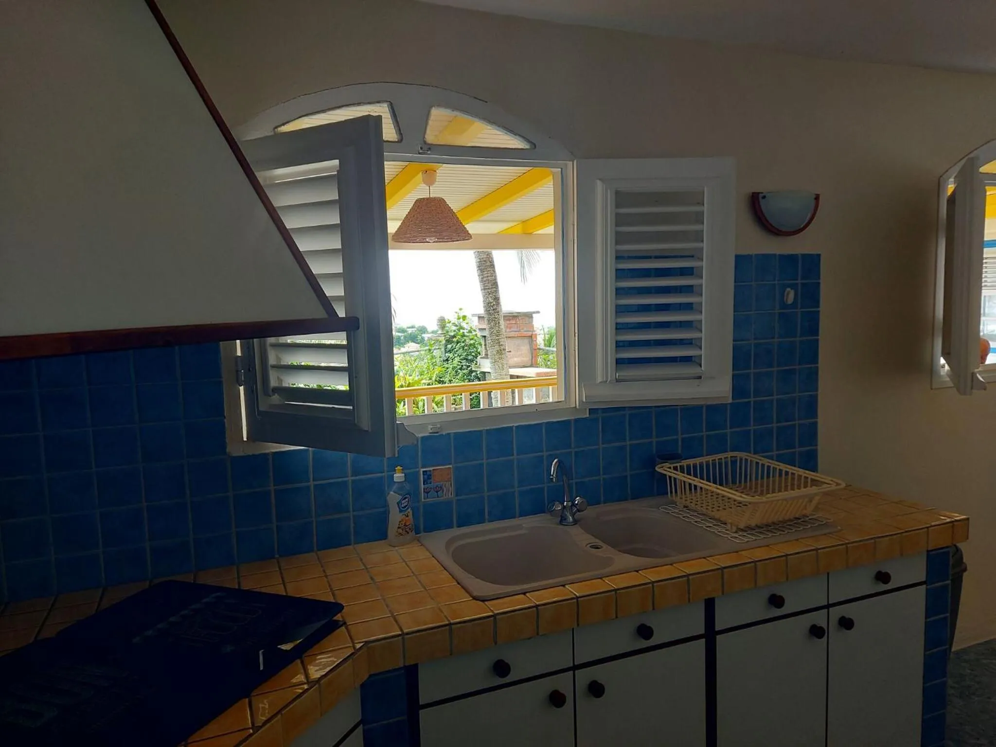 Kitchen or kitchenette in Maison charmante à Le Diamant avec vue sur mer et jardin