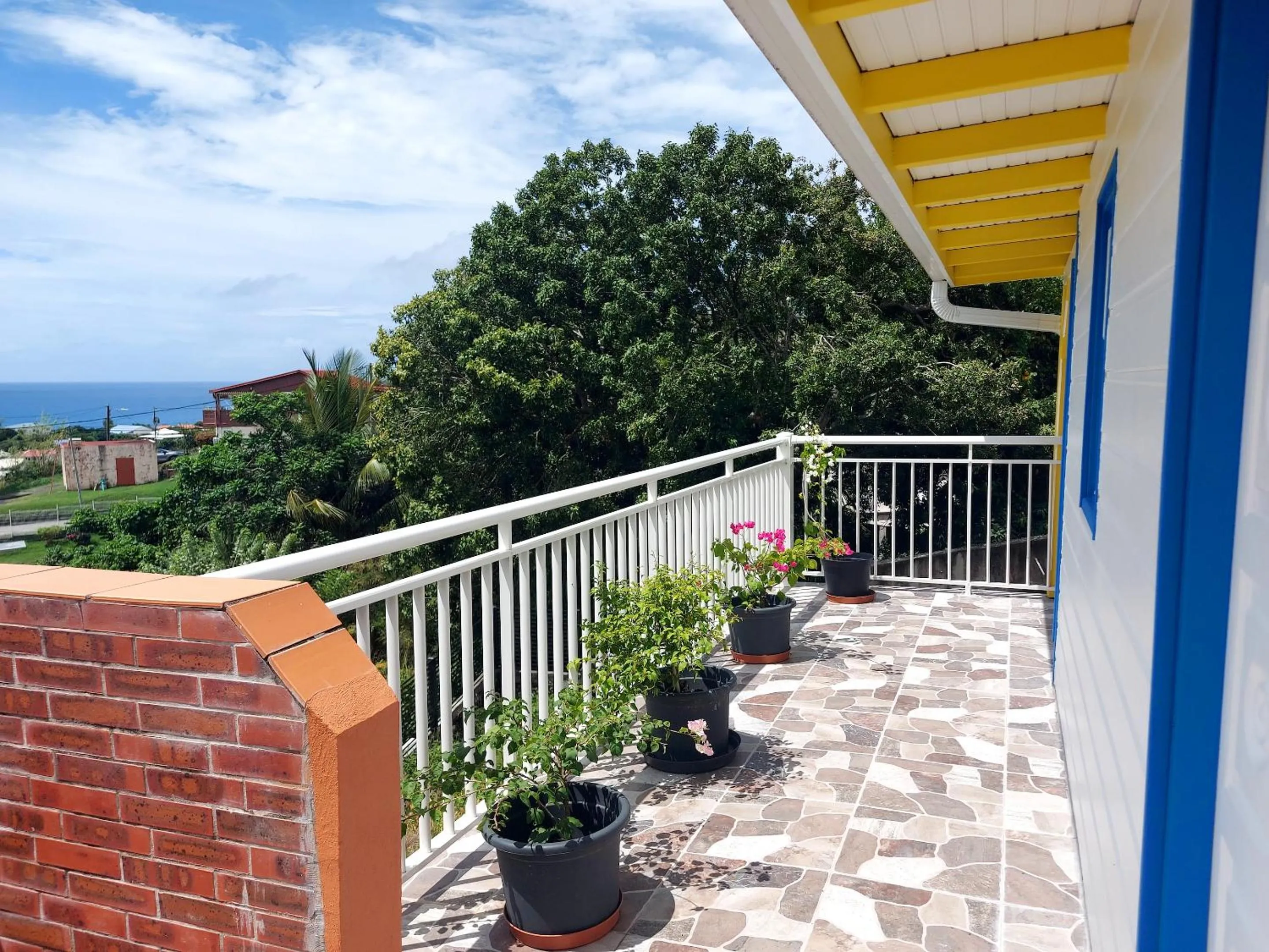 Balcony/Terrace in Maison charmante à Le Diamant avec vue sur mer et jardin