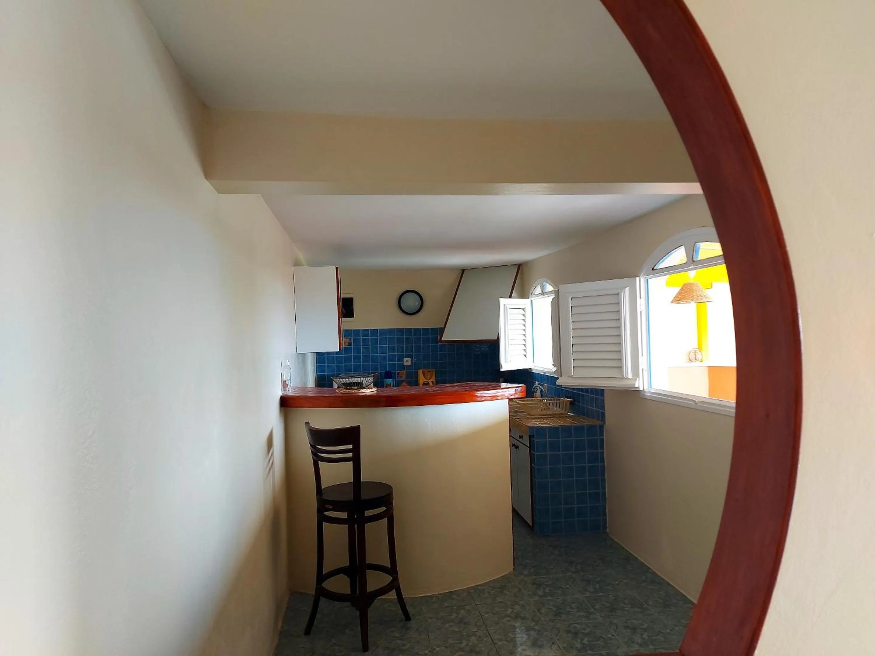 Kitchen or kitchenette in Maison charmante à Le Diamant avec vue sur mer et jardin