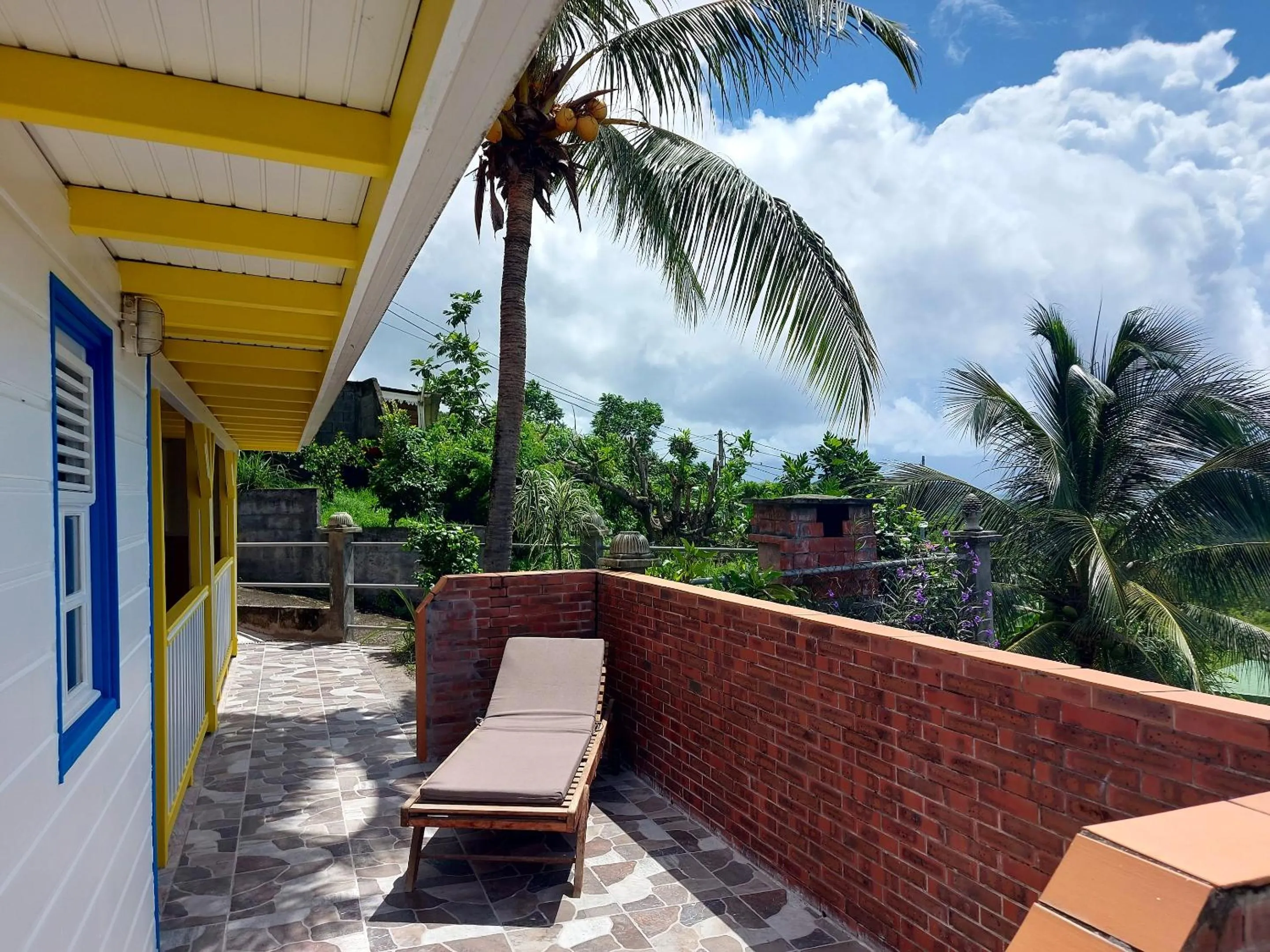 Balcony/Terrace in Maison charmante à Le Diamant avec vue sur mer et jardin
