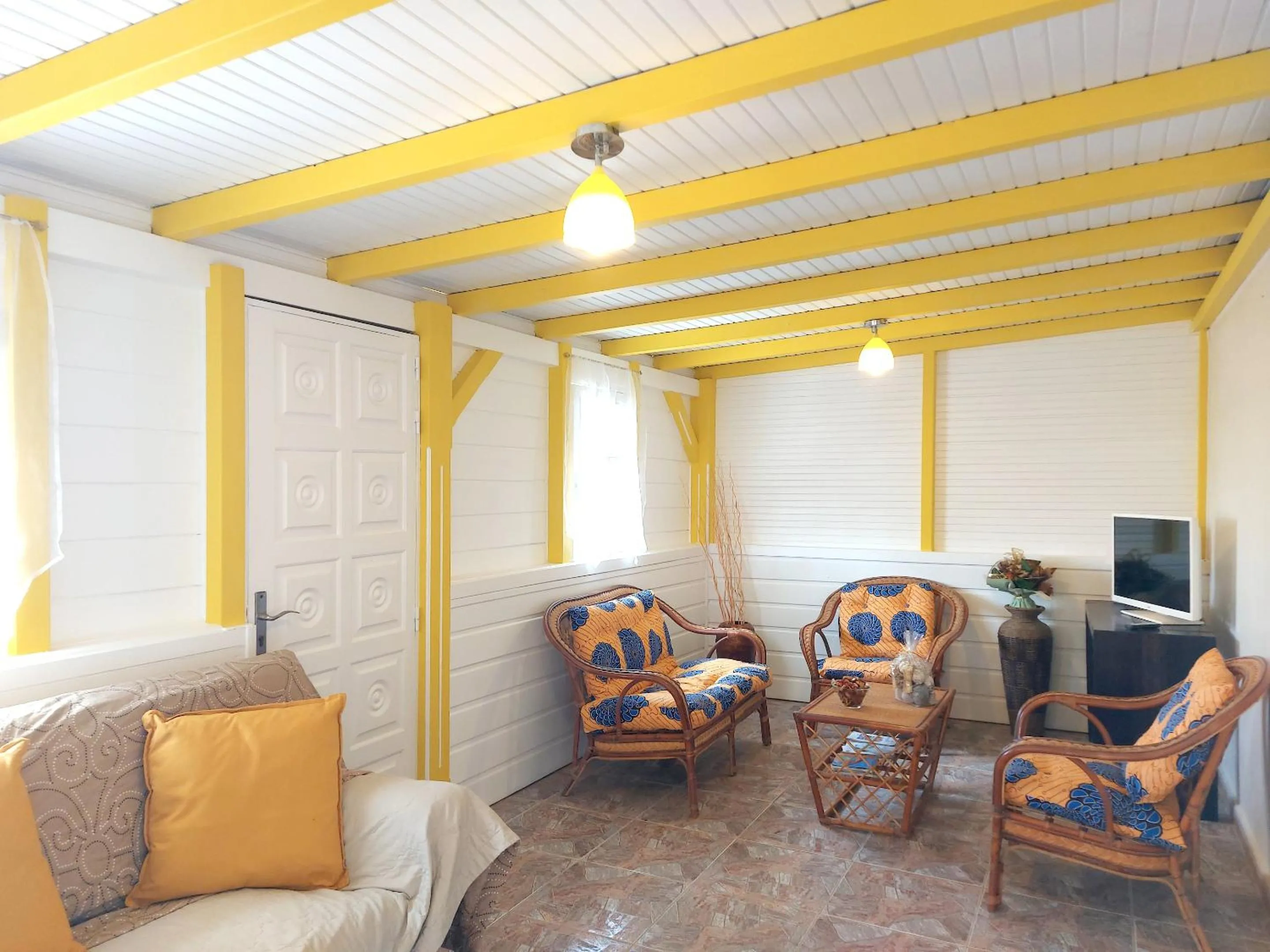 Living room in Maison charmante à Le Diamant avec vue sur mer et jardin