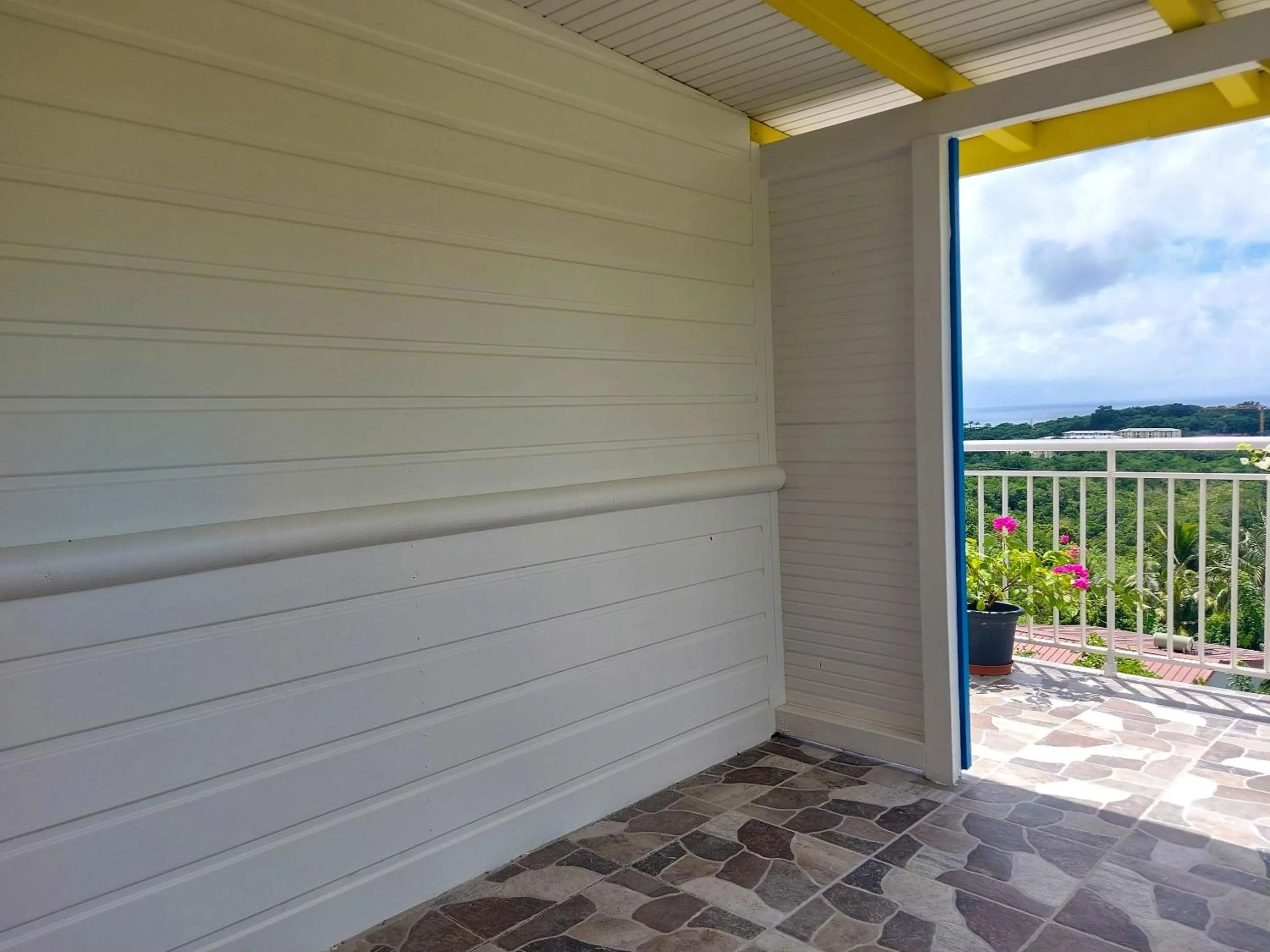 Balcony/Terrace in Maison charmante à Le Diamant avec vue sur mer et jardin