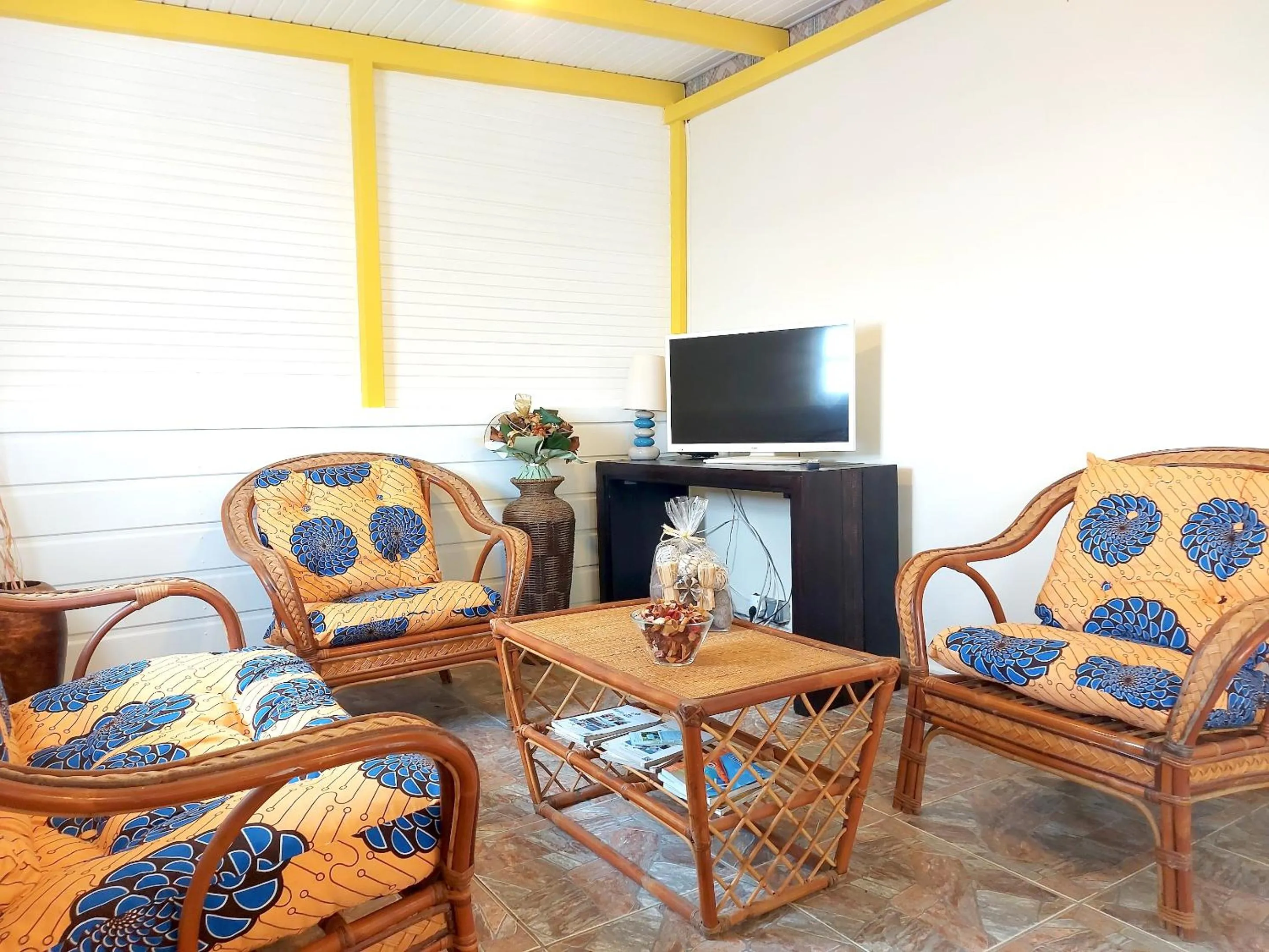 Living room in Maison charmante à Le Diamant avec vue sur mer et jardin