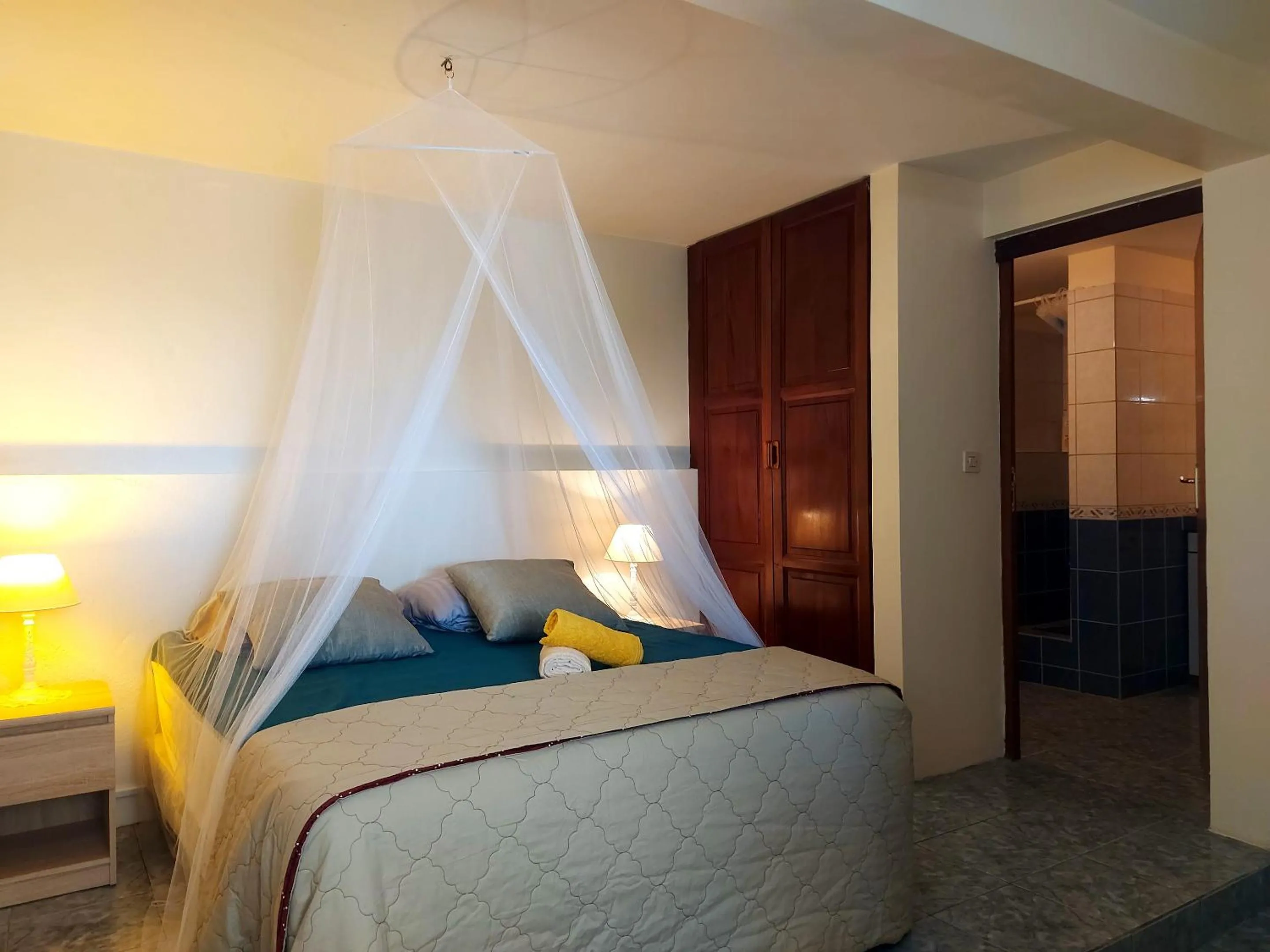 Photo of the whole room, Bed in Maison charmante à Le Diamant avec vue sur mer et jardin