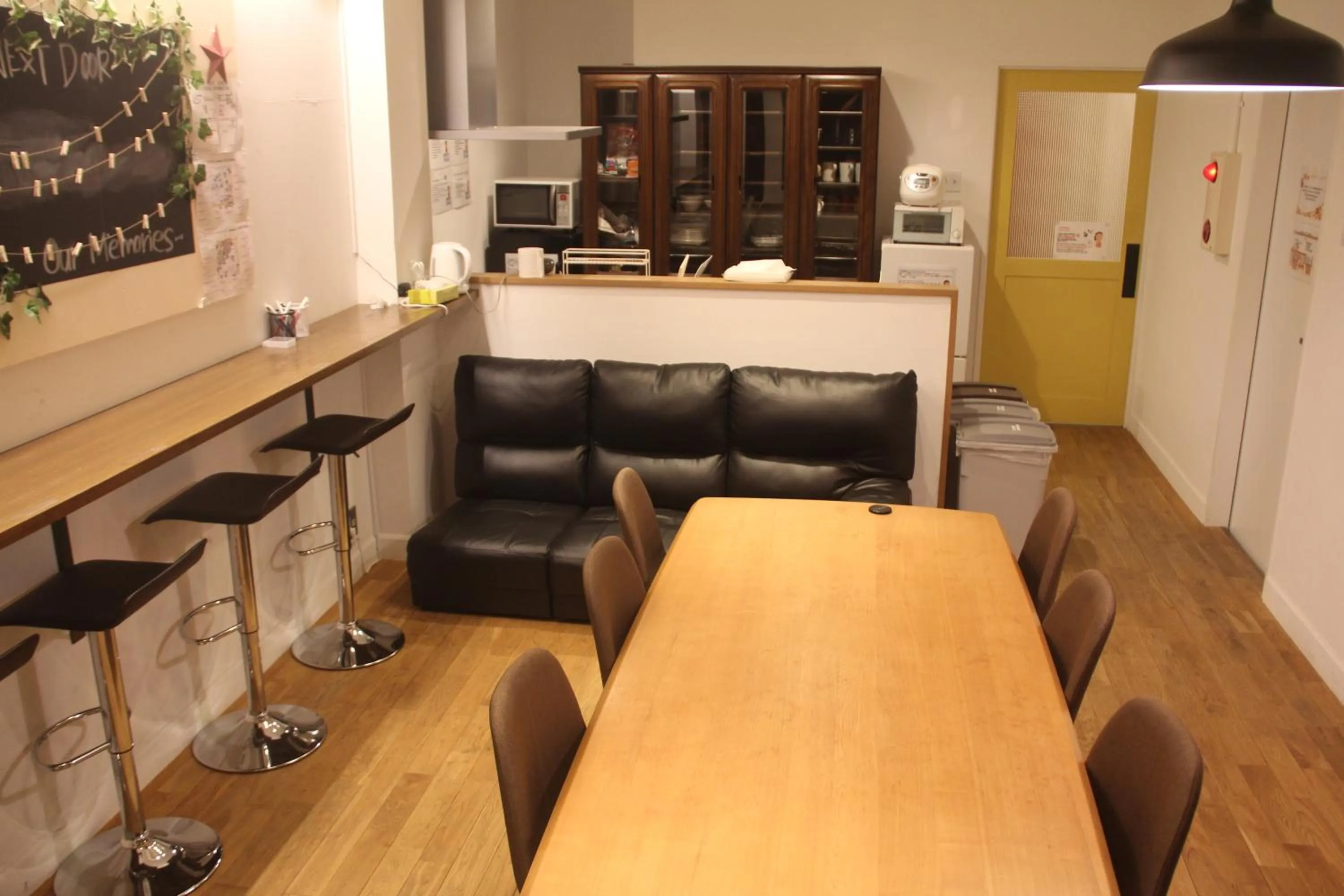 THE NEXT DOOR Dormitory & Private Hostel