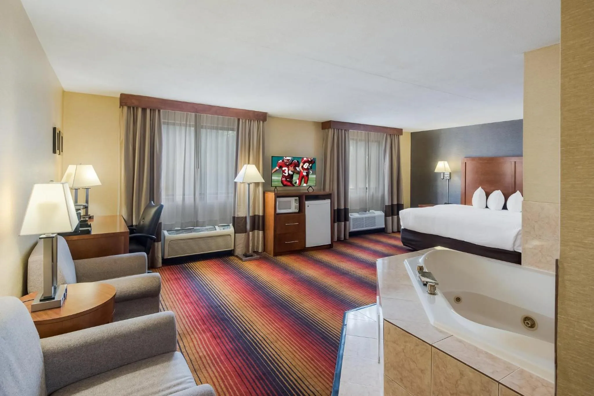 Photo of the whole room, Bed in Red Roof Inn Fairfield