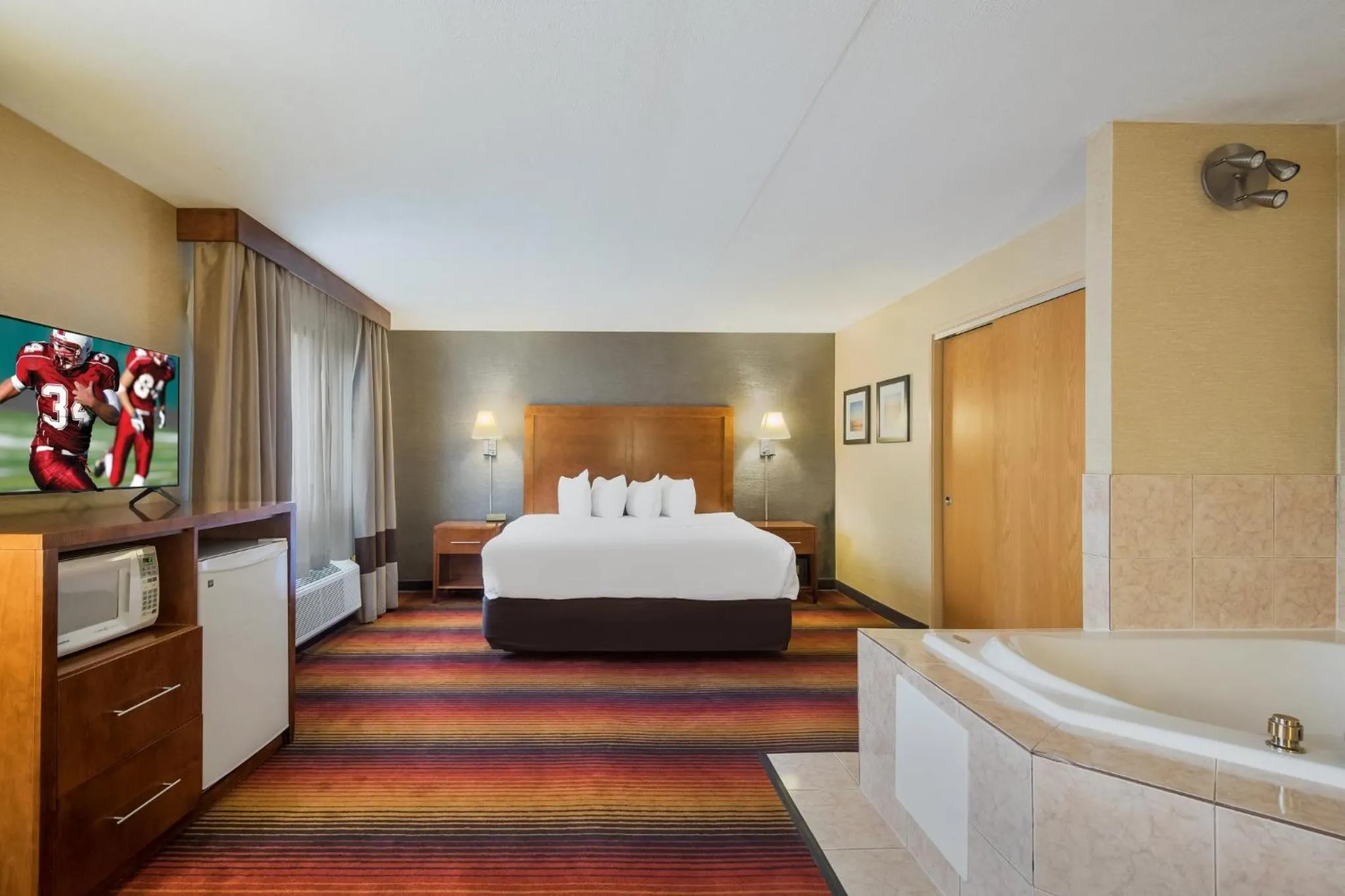 Photo of the whole room, Bed in Red Roof Inn Fairfield