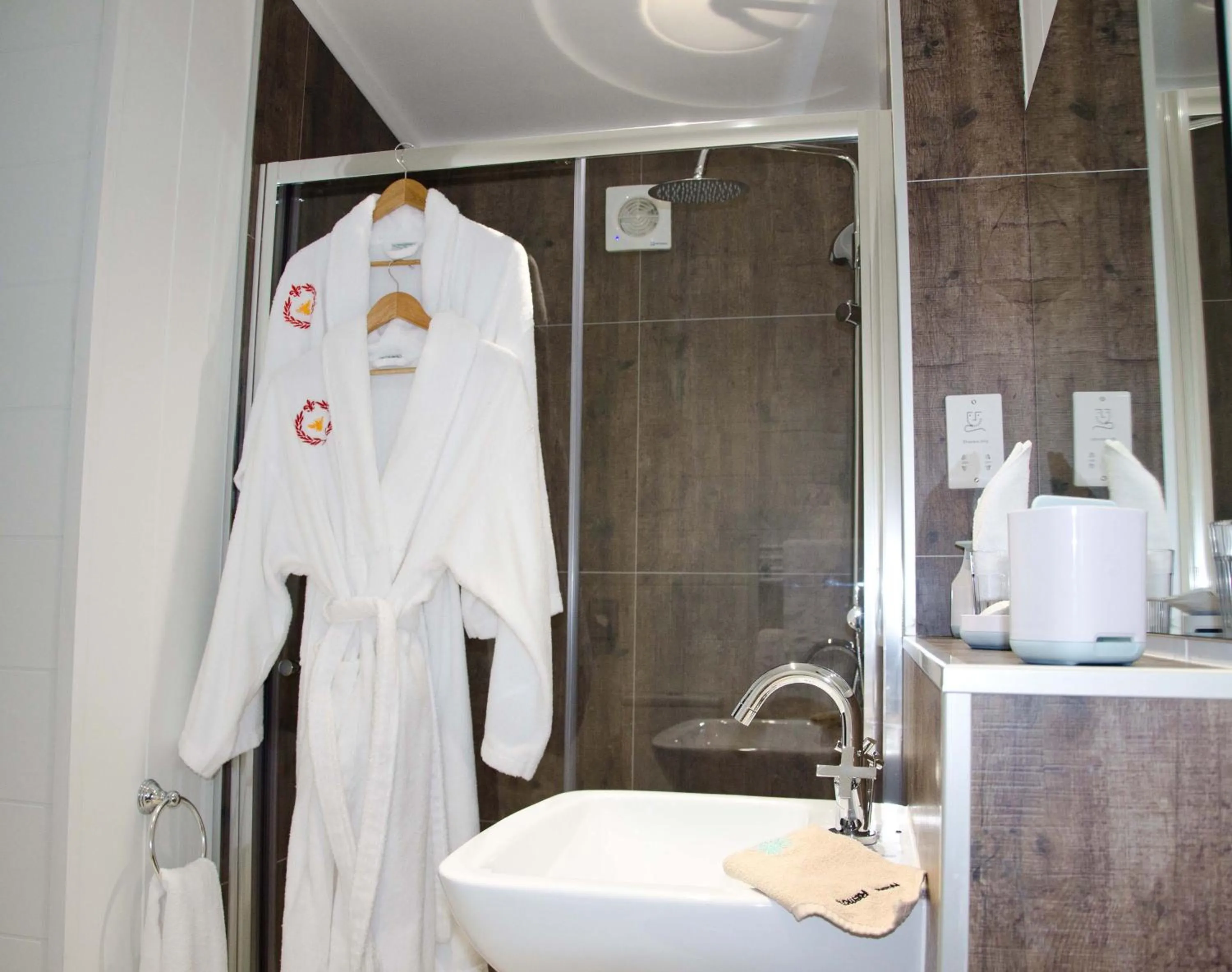 Bathroom in Hollicarrs - Honeycomb Lodge