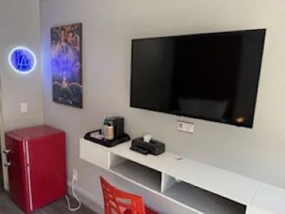 TV and multimedia in Royal Pagoda Motel Dodger Stadium