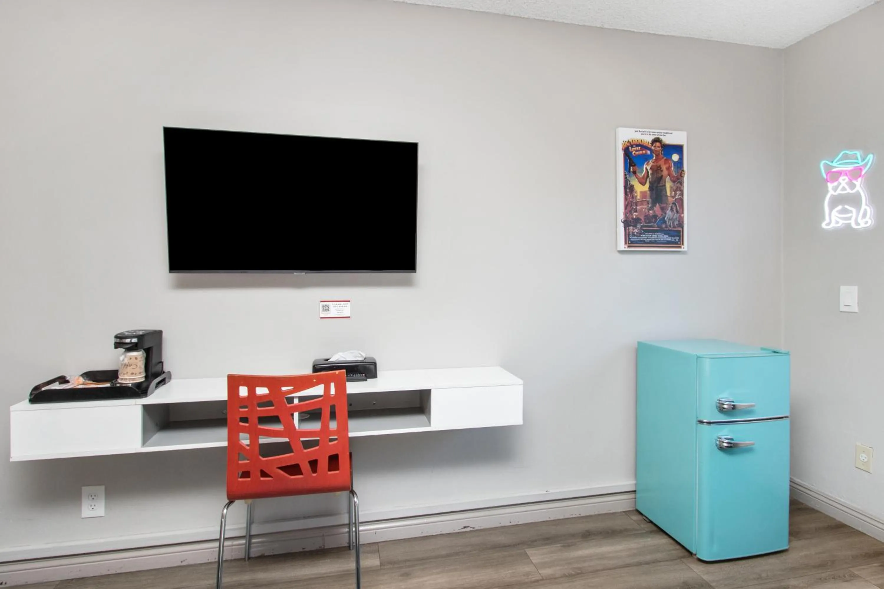 TV and multimedia in Royal Pagoda Motel Dodger Stadium