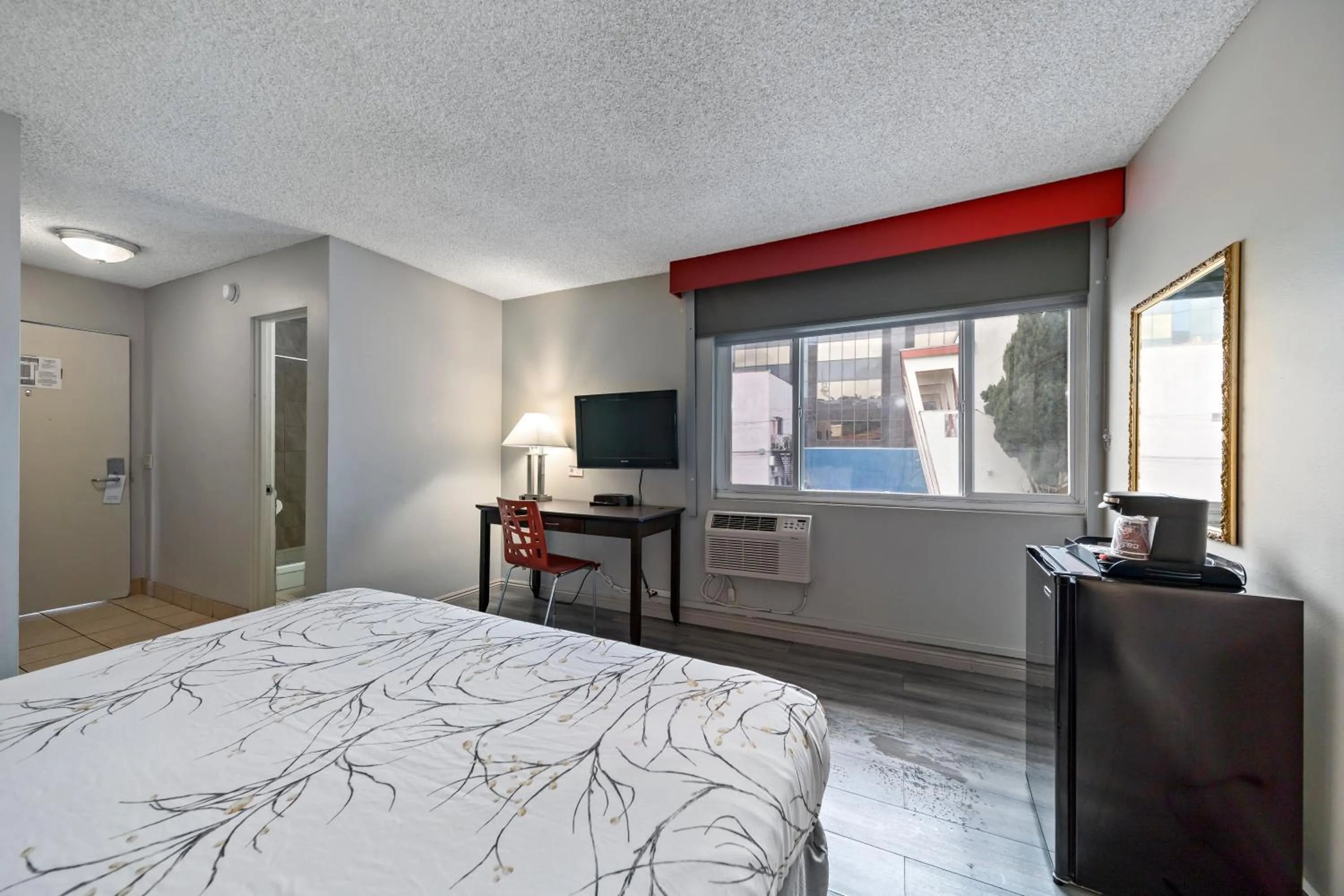 Bed in Royal Pagoda Motel Dodger Stadium