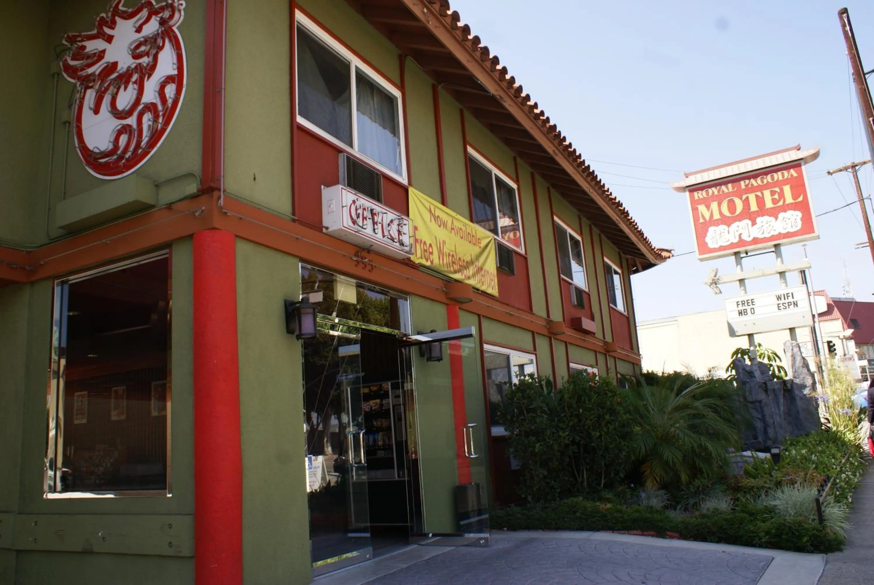 Facade/entrance in Royal Pagoda Motel Dodger Stadium