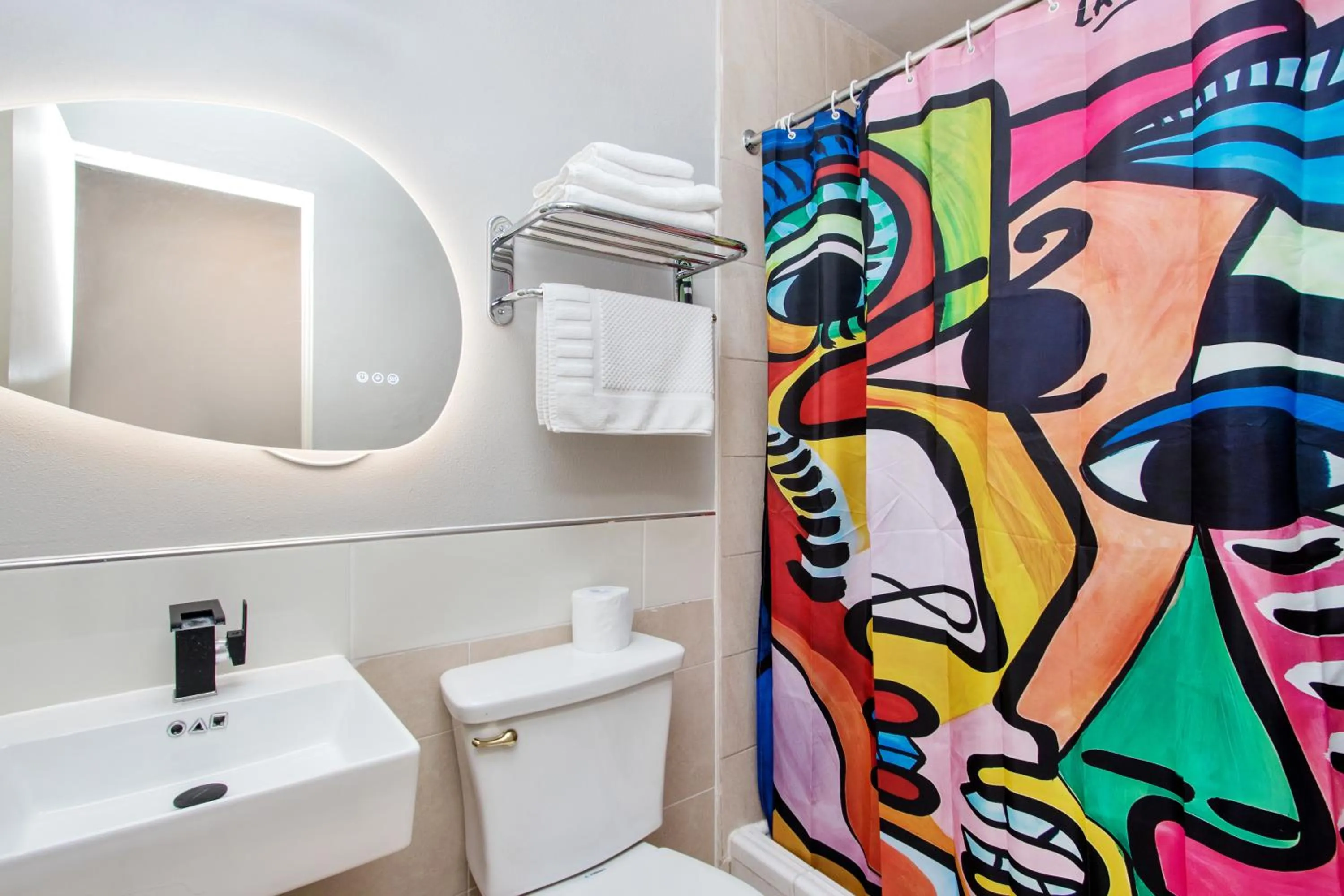 Bathroom in Royal Pagoda Motel Dodger Stadium