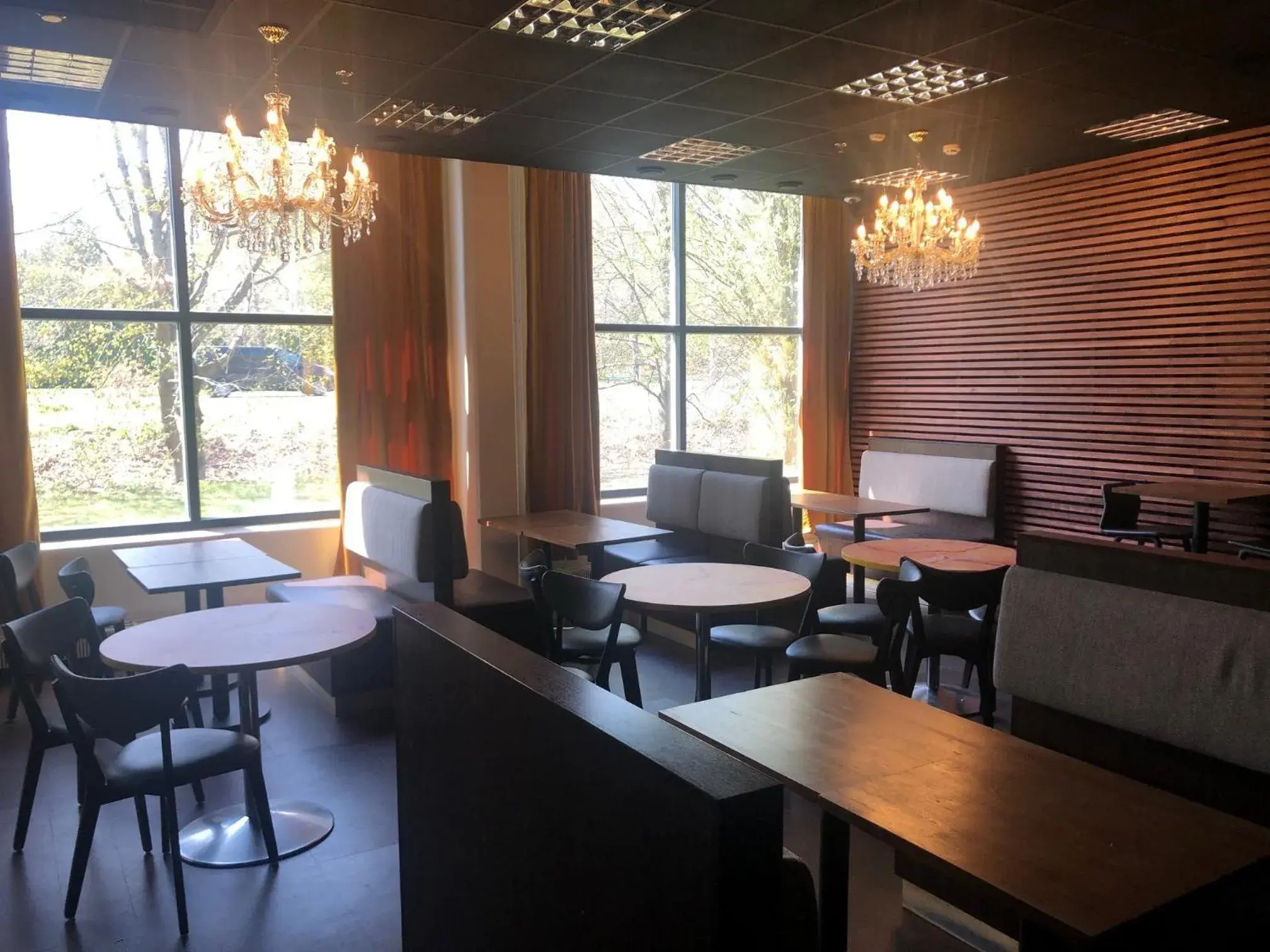 Restaurant/places to eat in West Side Hotel Restaurant/places to eat in West Side Hotel