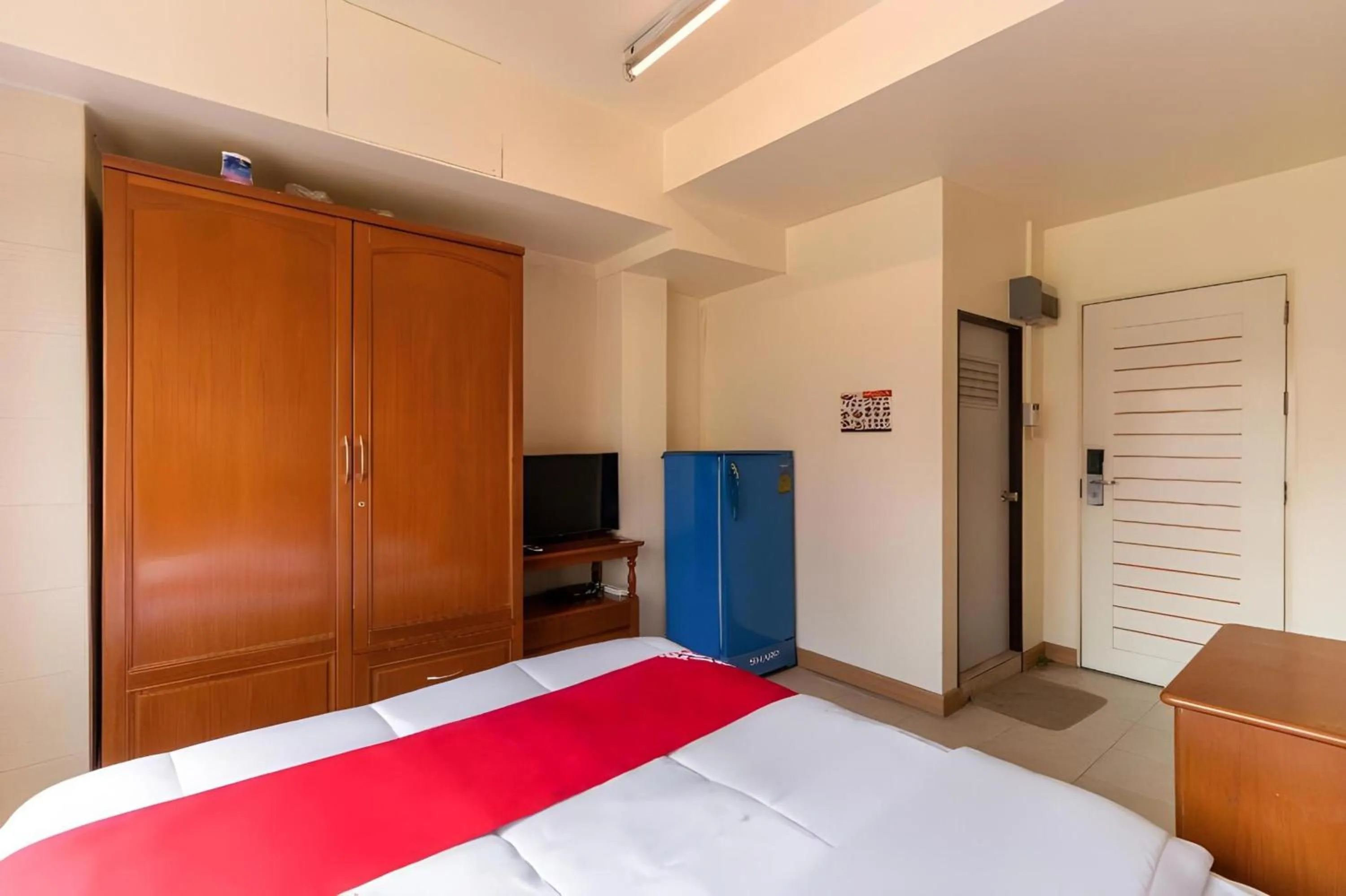 Bedroom, Bed in OYO 583 Sweethome Guest House