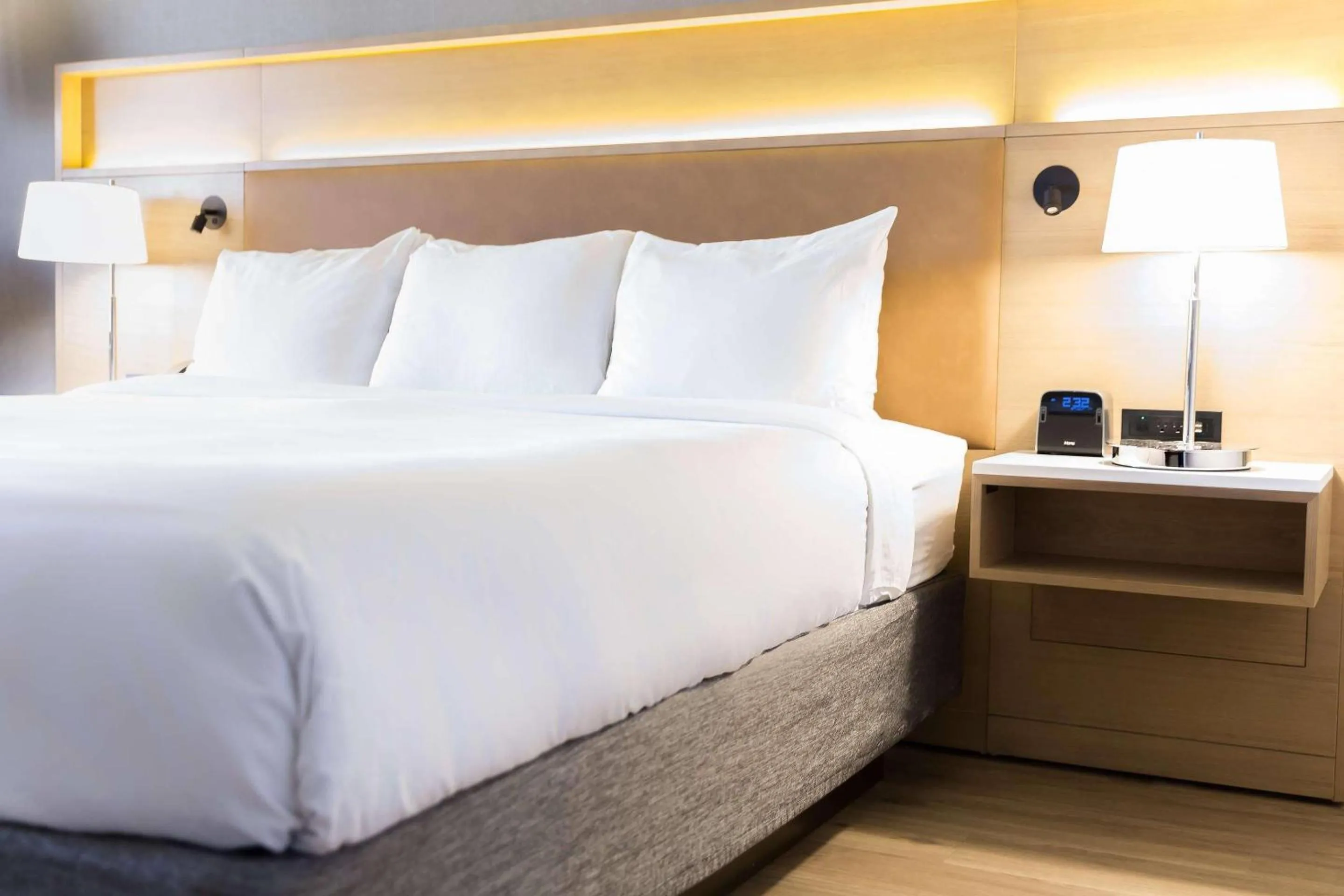 Bedroom, Bed in Radisson Hotel Phoenix Airport