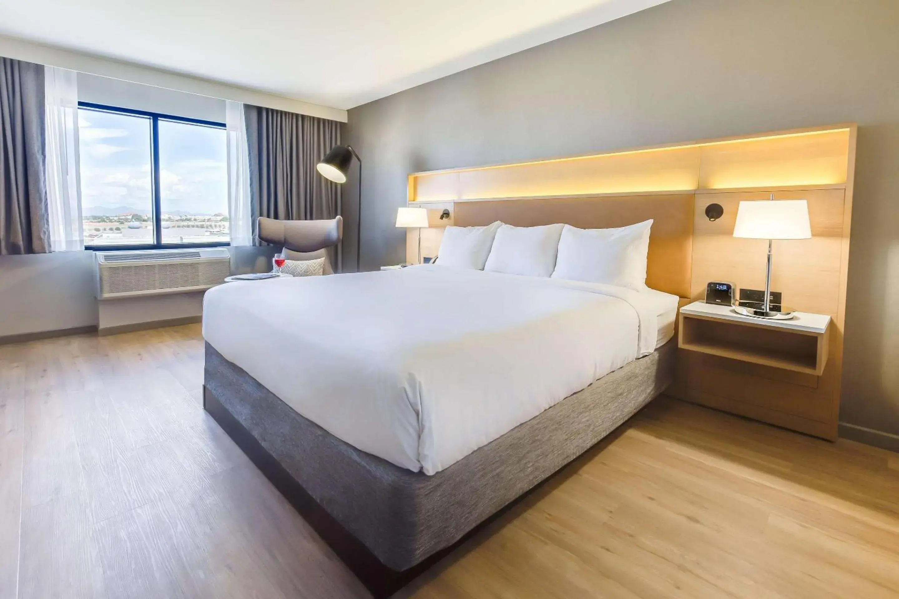 Bedroom, Bed in Radisson Hotel Phoenix Airport Bedroom, Bed in Radisson Hotel Phoenix Airport