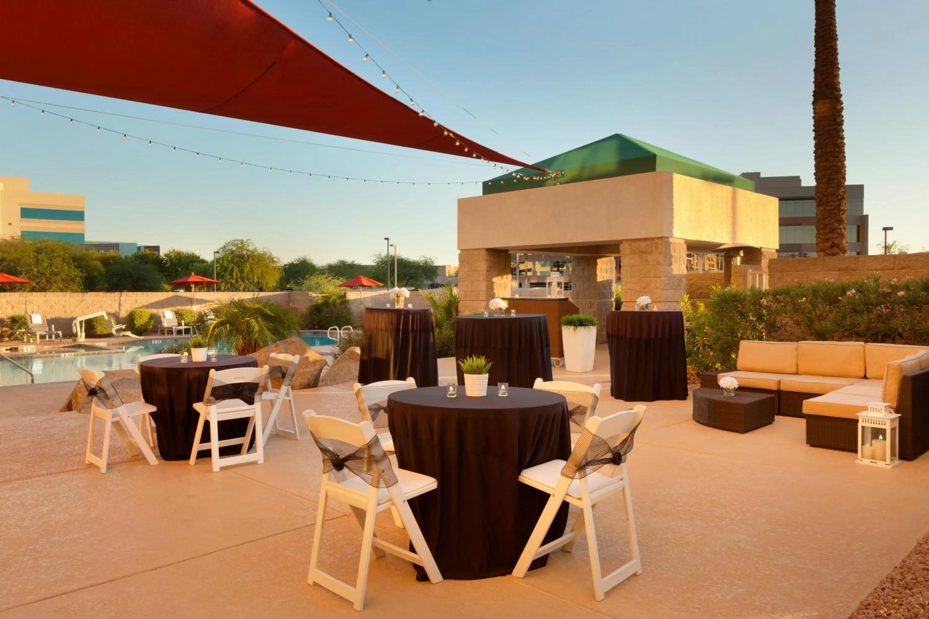 Patio in Radisson Hotel Phoenix Airport