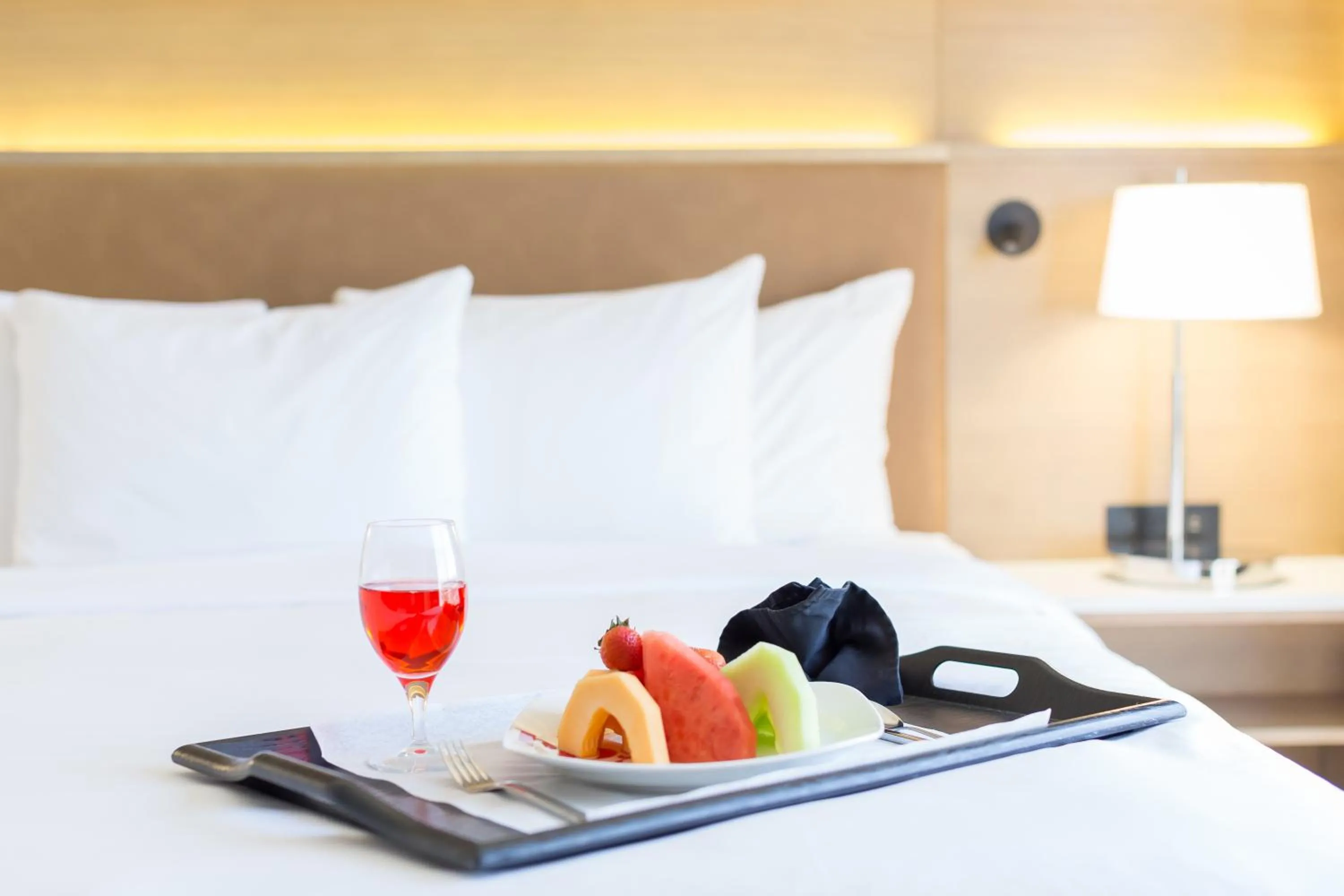Breakfast, Bed in Radisson Hotel Phoenix Airport