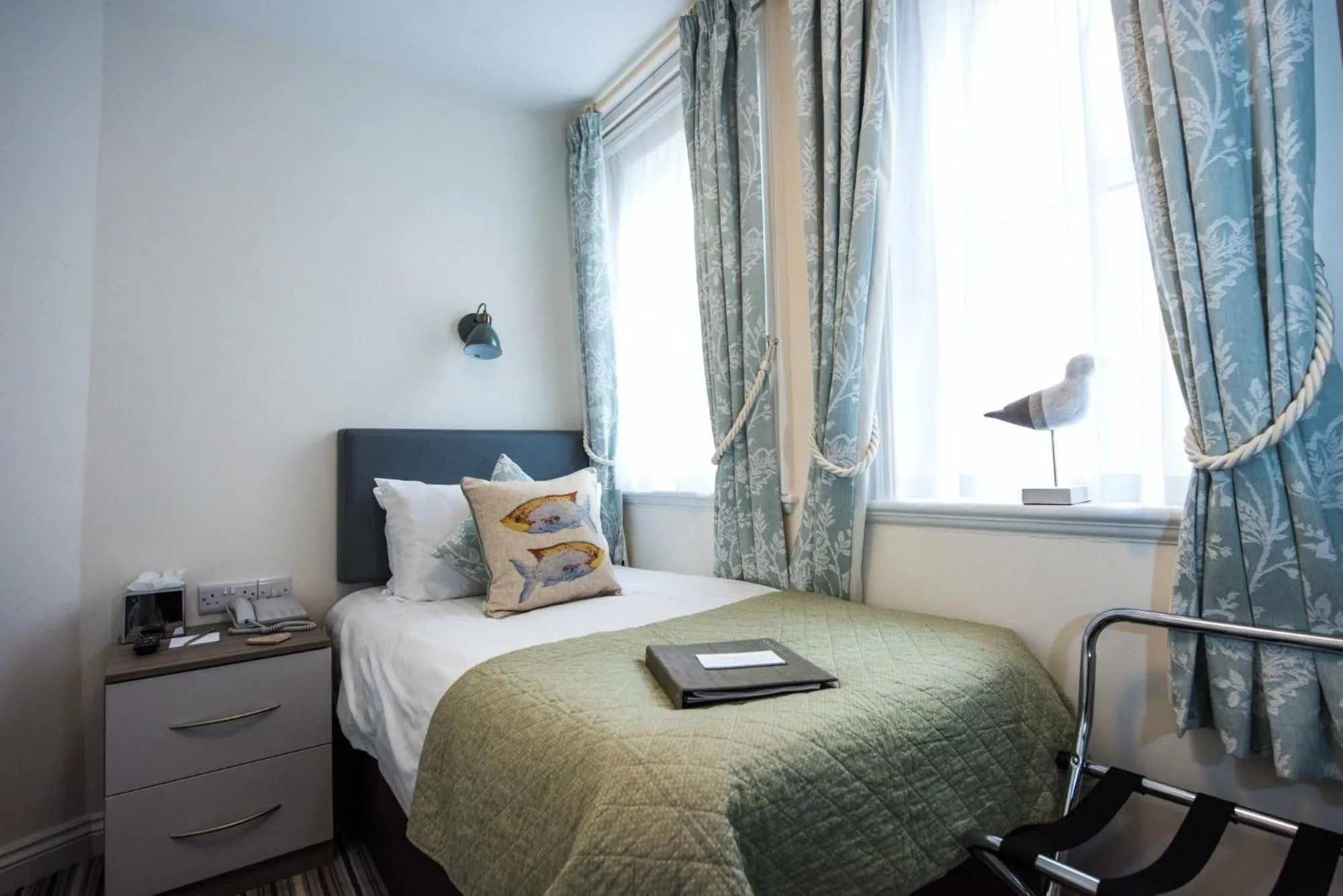 Photo of the whole room, Bed in The Kingswood Hotel