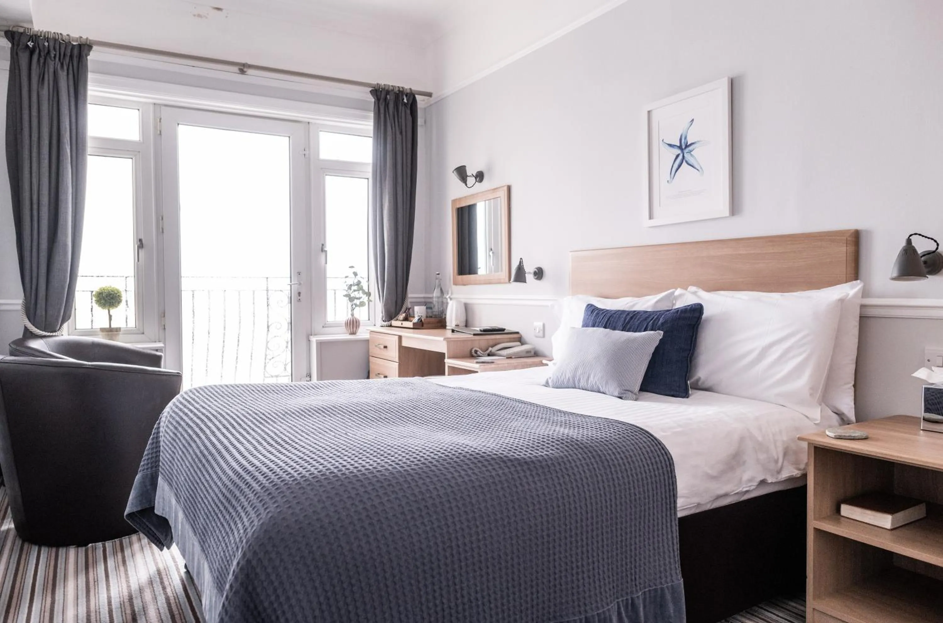 Photo of the whole room, Bed in The Kingswood Hotel