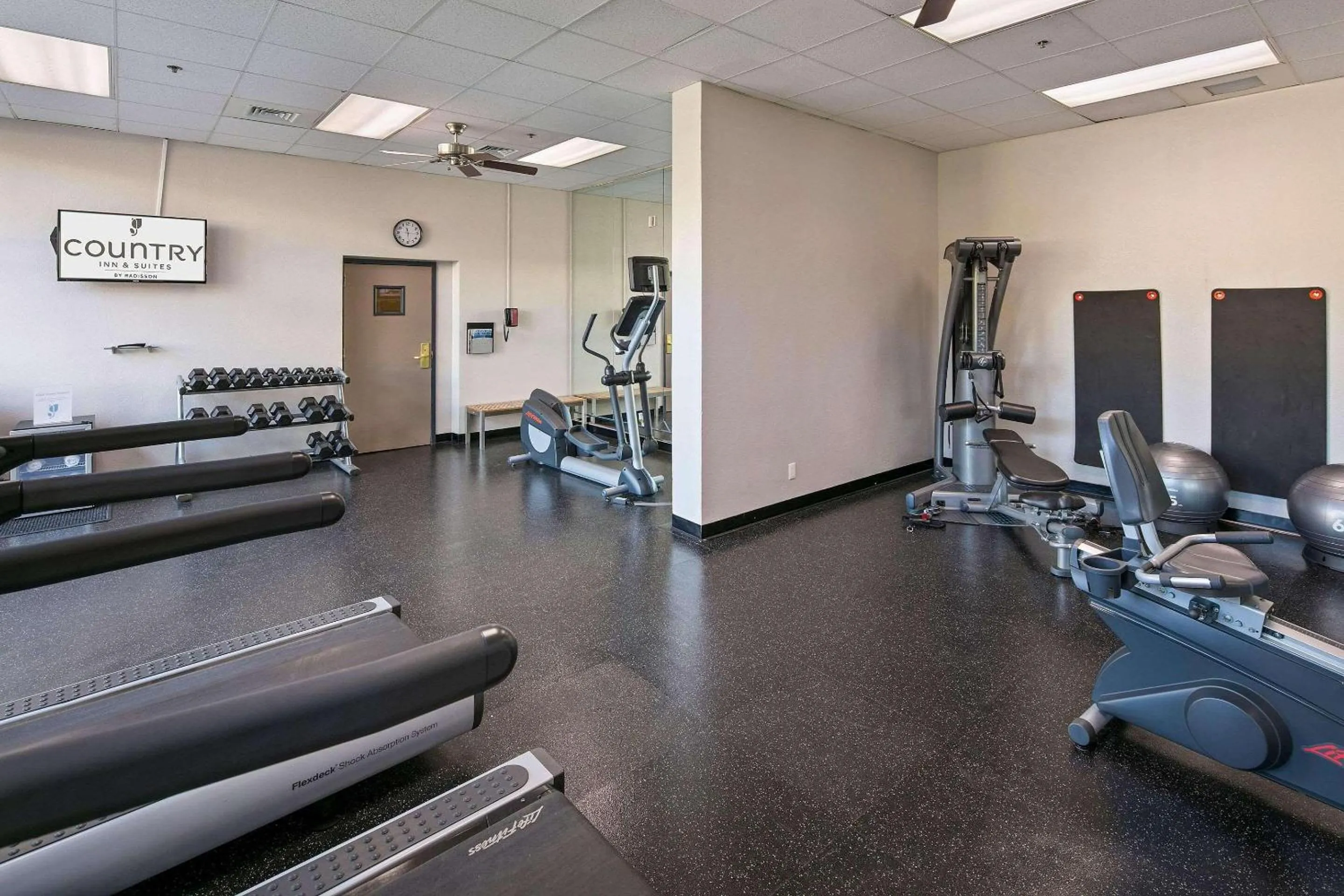 Fitness centre/facilities in Country Inn & Suites by Radisson, San Diego North, CA