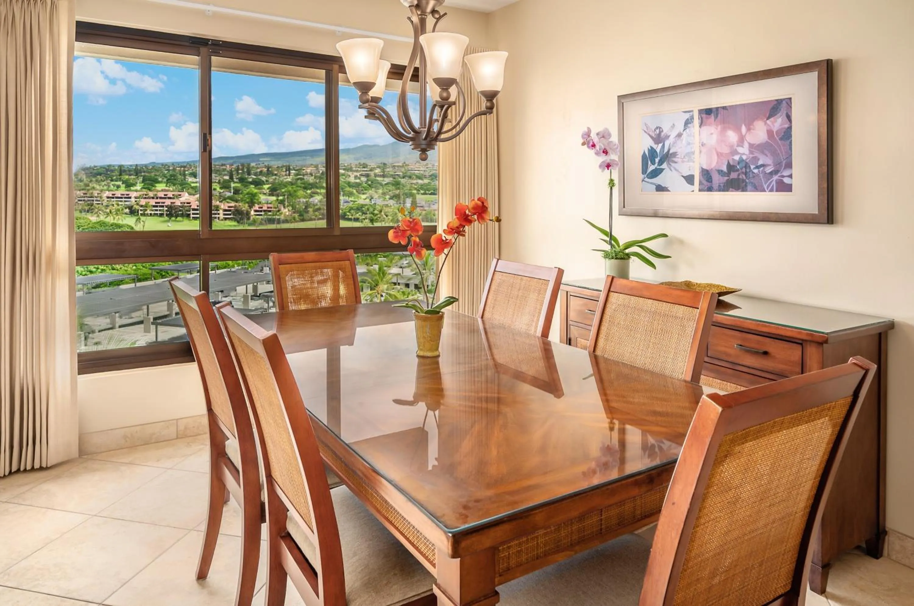 Dining area in Kaanapali Alii