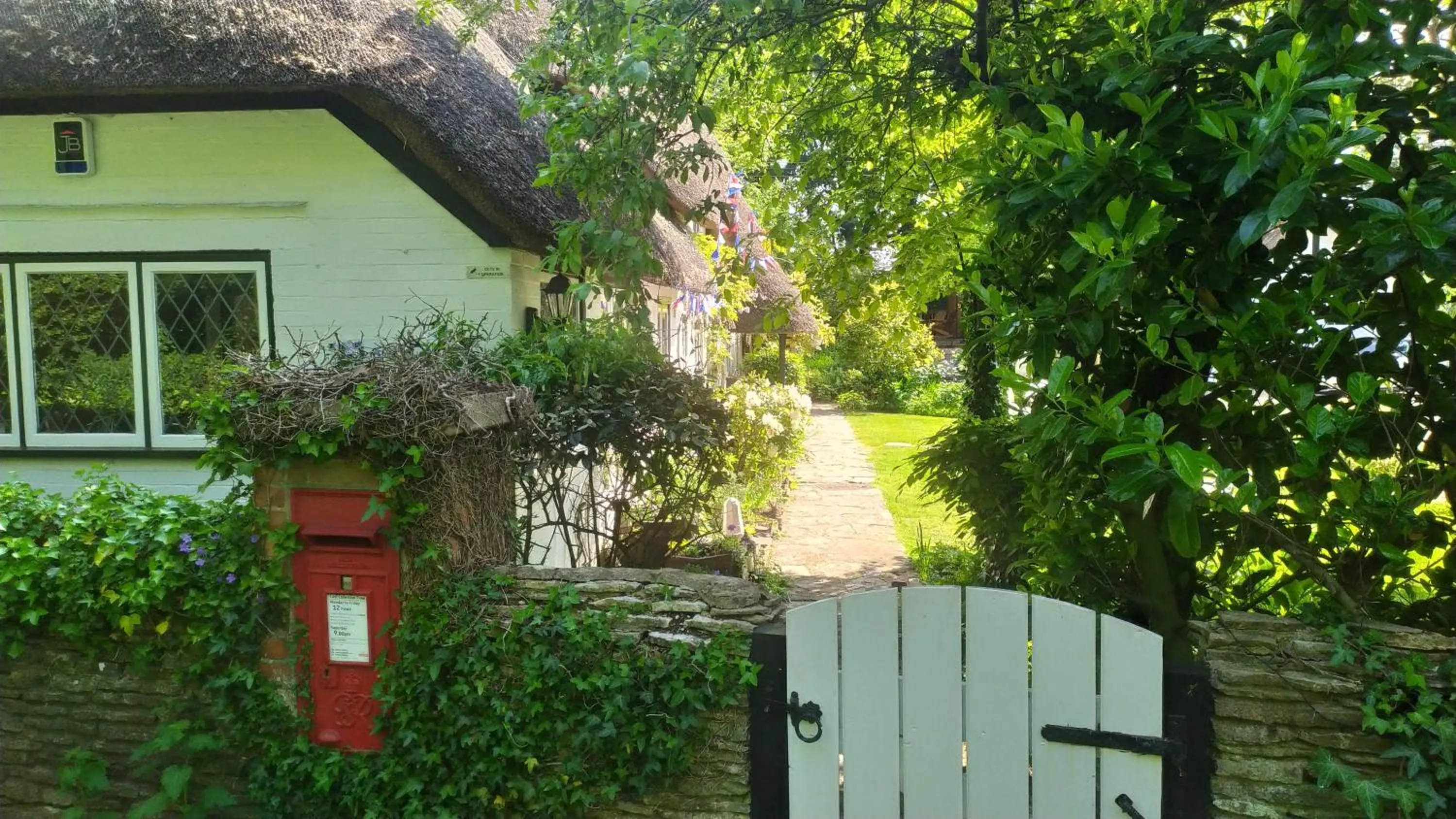 Garden in Thatched Eaves