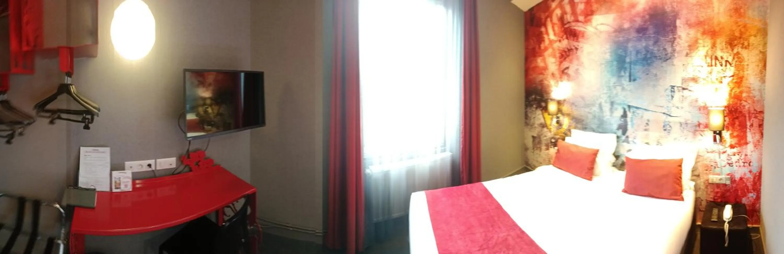 Bed in The Originals Boutique, Hôtel de l'Univers, Montluçon