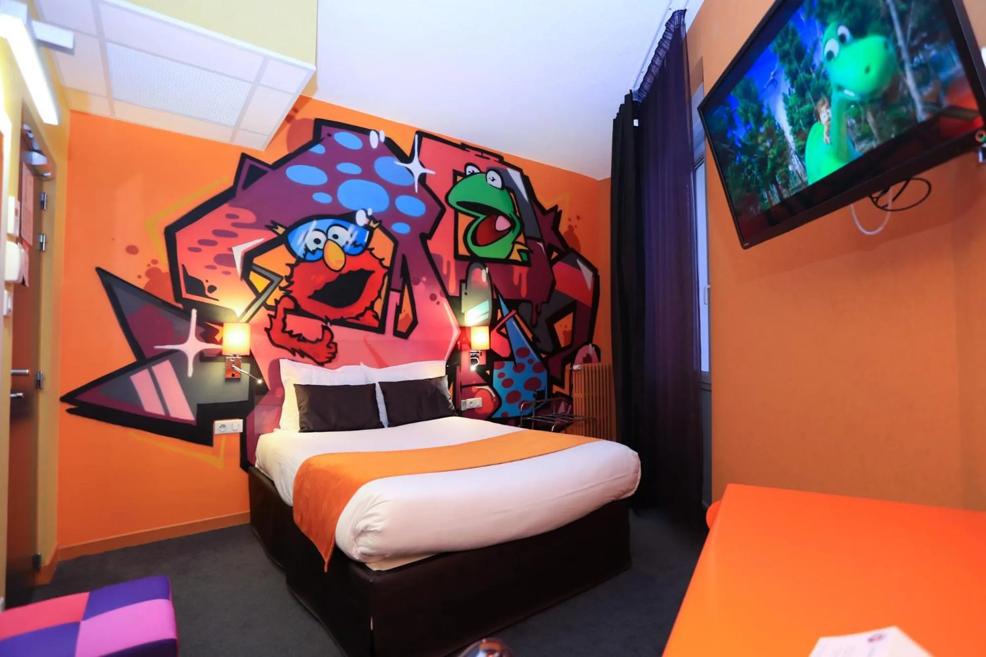 Photo of the whole room, Bed in The Originals Boutique, Hôtel de l'Univers, Montluçon