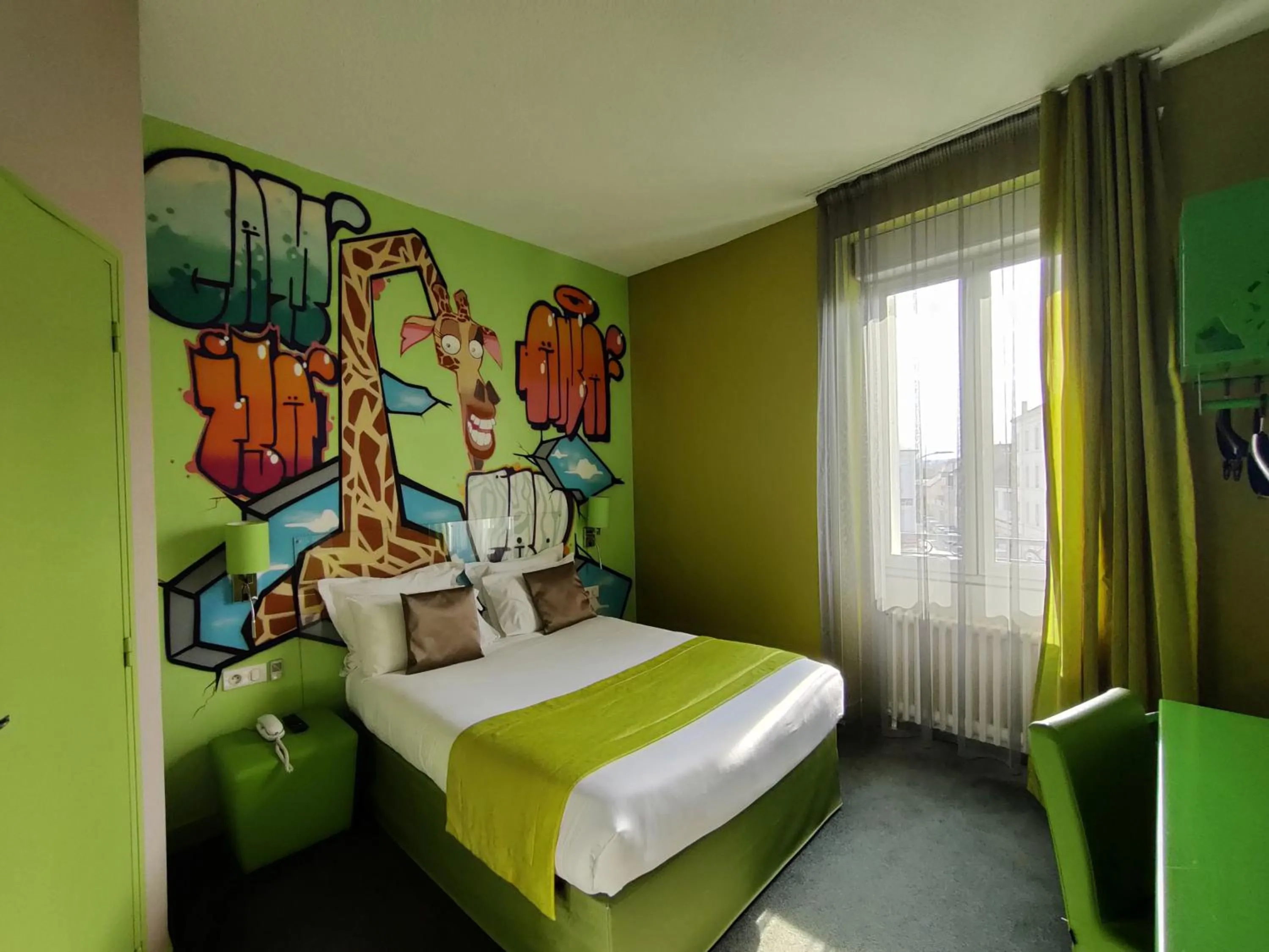 Photo of the whole room, Bed in The Originals Boutique, Hôtel de l'Univers, Montluçon