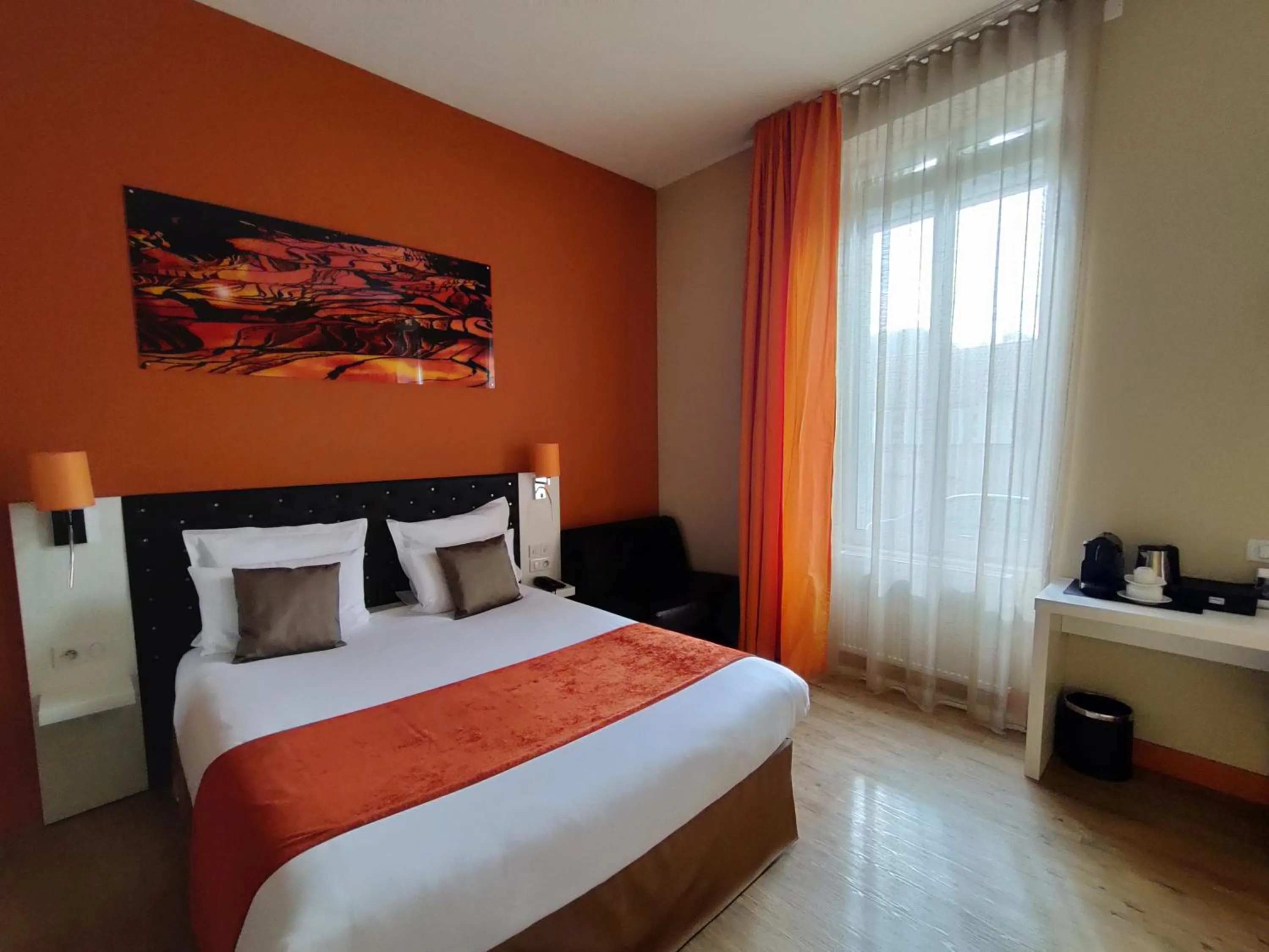 Bed in The Originals Boutique, Hôtel de l'Univers, Montluçon