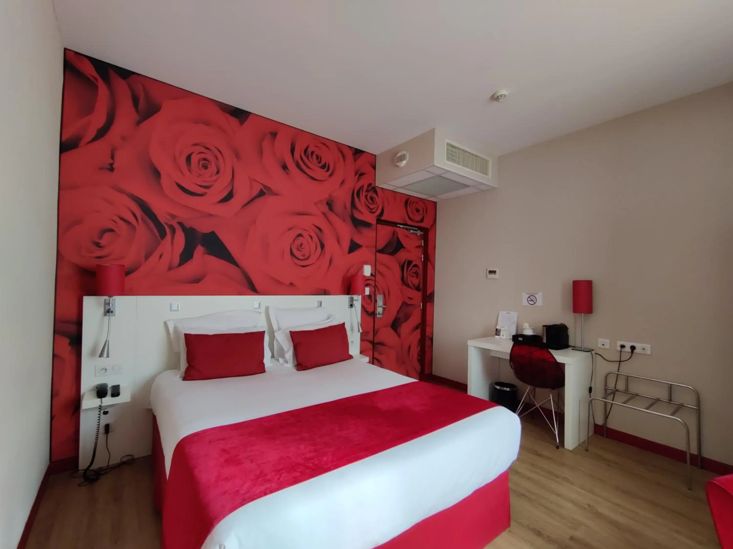 Bed in The Originals Boutique, Hôtel de l'Univers, Montluçon Bed in The Originals Boutique, Hôtel de l'Univers, Montluçon