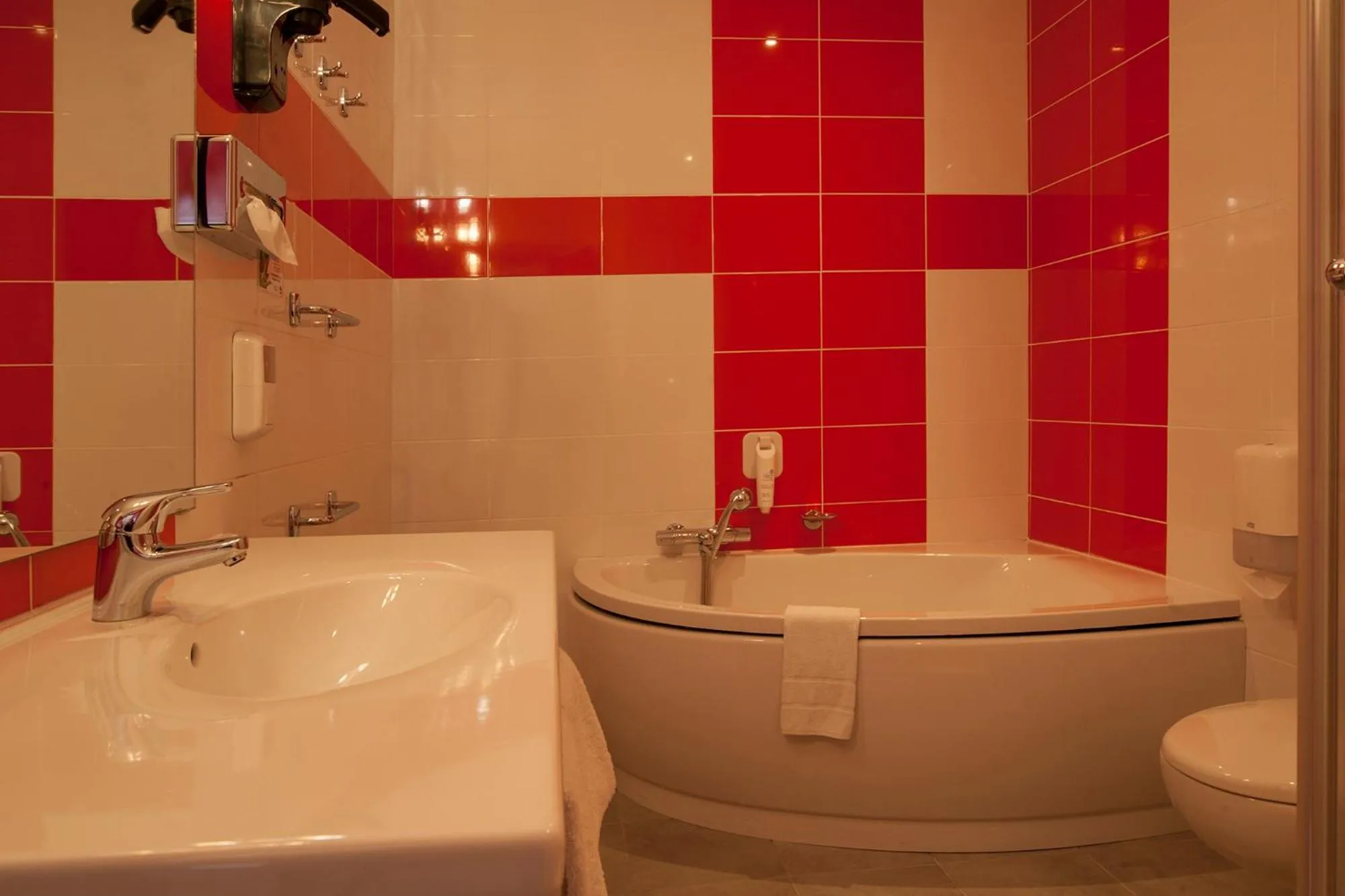 Bathroom in The Originals Boutique, Hôtel de l'Univers, Montluçon