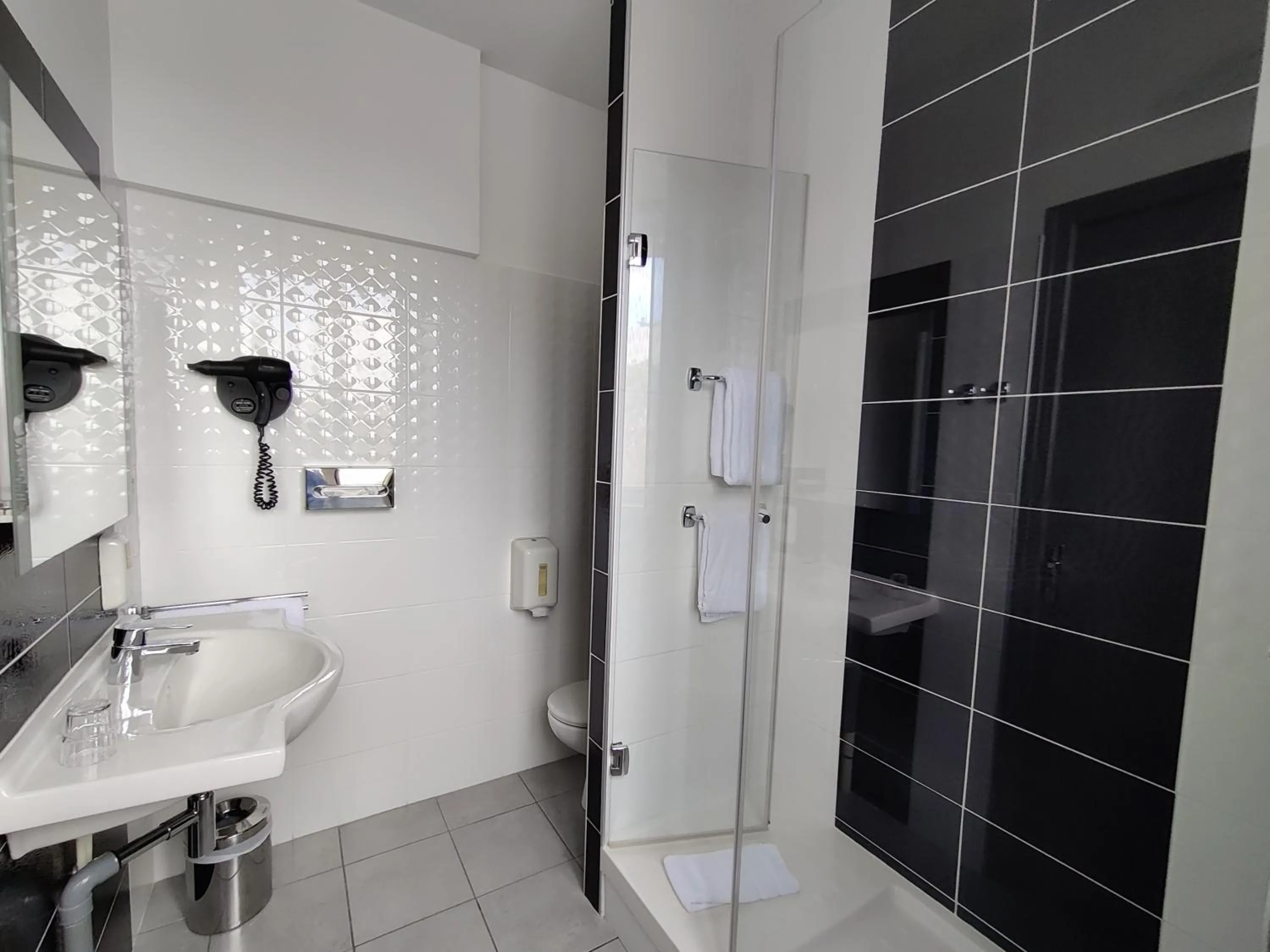 Bathroom in The Originals Boutique, Hôtel de l'Univers, Montluçon
