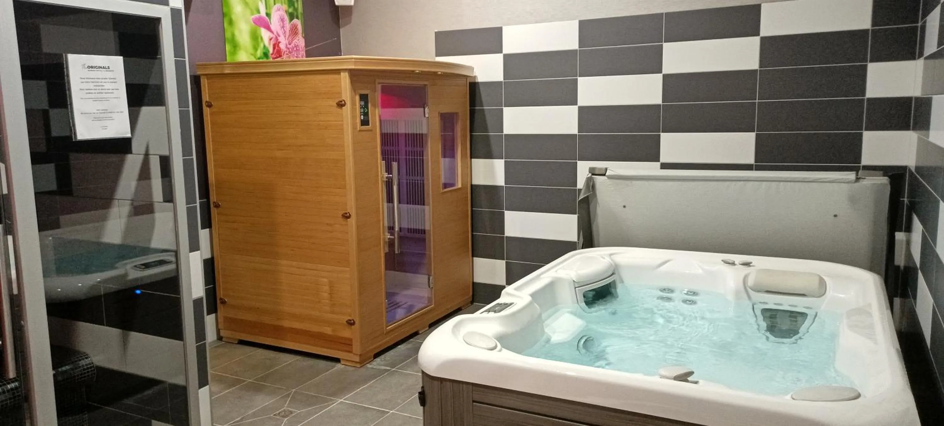 Hot Tub in The Originals Boutique, Hôtel de l'Univers, Montluçon