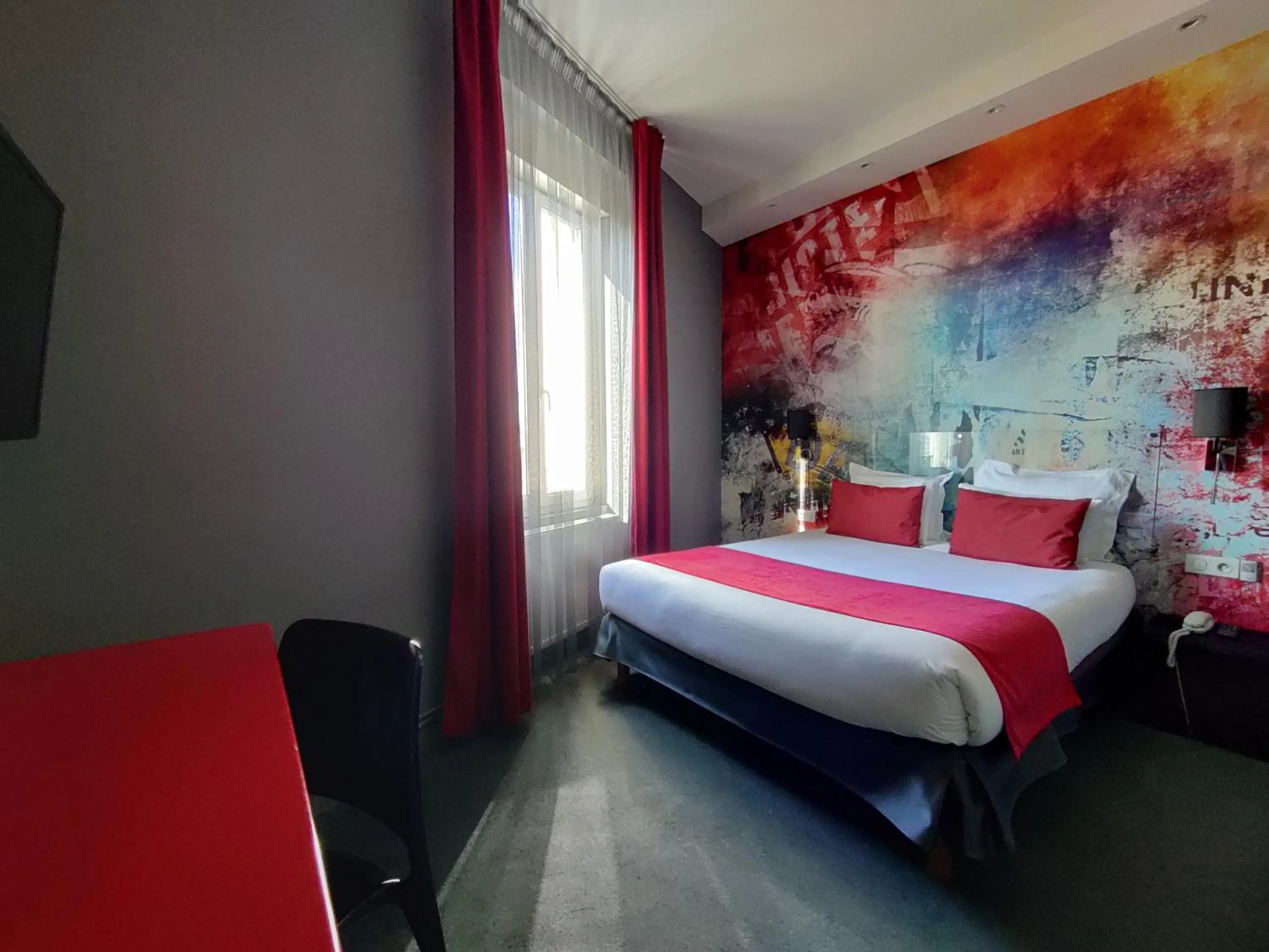 Bed in The Originals Boutique, Hôtel de l'Univers, Montluçon